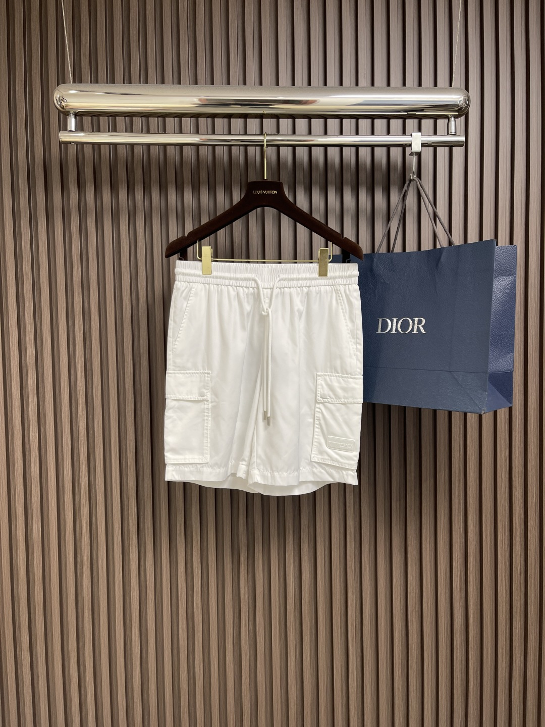 NO:470582,The complete set of PRADA recycled nylon short-sleeved shirt and shorts set is made of the brand's iconic recycled nylon fabric. The surface is silky luster and delicate texture, while maintaining a relatively light weight. It is comparable to traditional nylon high-strength, tear resistance, wear resistance and good breathability. The inner layer of the neckline is implanted with 0.3mm high-density bonding, and is set by high-temperature hot pressing to form a natural upright curve, avoiding the soft collapse problem of the traditional shirt collar and reducing stitching friction. Size 48-56,,prada, shorts,shirts,T-shirt,alexander wang19860909整套 PRADA 再生尼龙短袖衬衫短裤套装,选用品牌标志性的再生尼龙面料,表面呈现丝绸光泽与细腻肌理,同时又保持相对轻盈的克重,与传统尼龙高强度,抗撕裂,耐磨损等特性相当的同时又兼具良好的透气性.领口内层植入0.3mm高密度黏合,经高温热压定型,形成自然立挺弧度,避免传统衬衫领的软塌问题,同时减少缝线摩擦.尺码48-56,,prada,shorts,shirts,T-shirt,alexander wang,Men's clothing