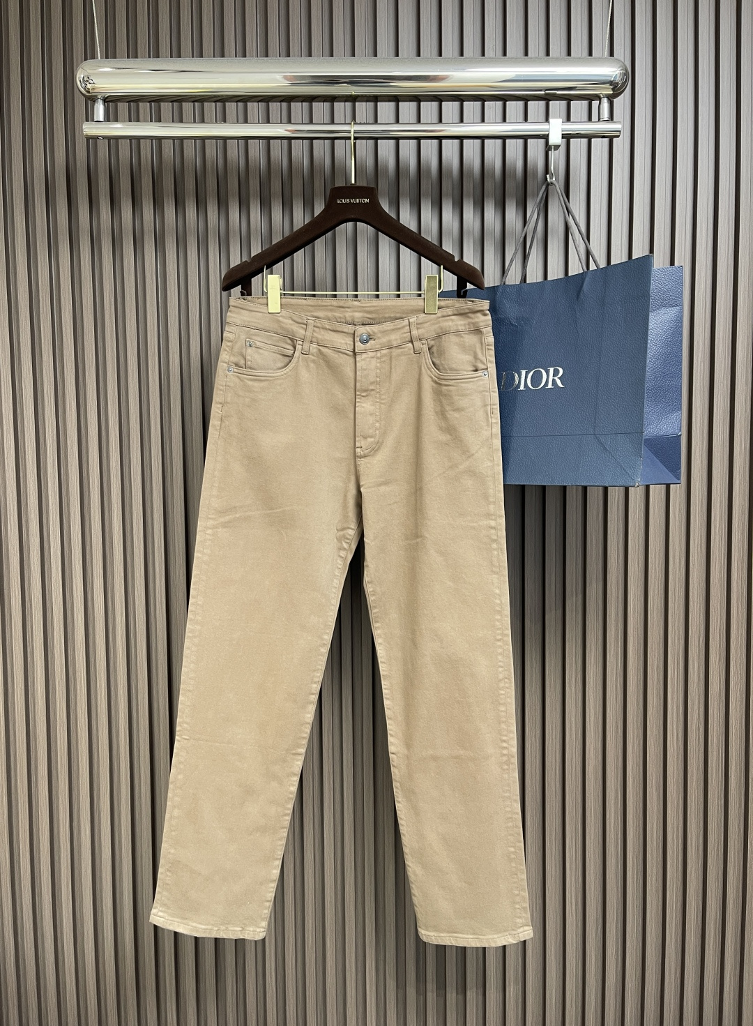 NO:470601,LP Loropiana 2025SS summer new casual pants, casual pants are fashionable items that men can wear anytime and anywhere. The simple design is combined with high-end fabrics, fine embellishments, three-dimensional tailoring, smooth feel and high gloss. The sag behind the upper body is very good, and the three-dimensional tailoring is upright. Size S-XL 32-33-34-35,,loro piano,loro piano,alexander wang19860909LP Loropiana 2025SS夏季新品休闲裤,休闲裤作为随时随地男人都能穿搭的时尚单品,简洁的设计配合高档面料,细节点缀,立体剪裁,手感顺滑光泽度高,上身后垂度非常好,立体剪裁上身挺拔.尺码S-XL 32-33-34-35,,loro piana,loro piana,alexander wang,Men's clothing