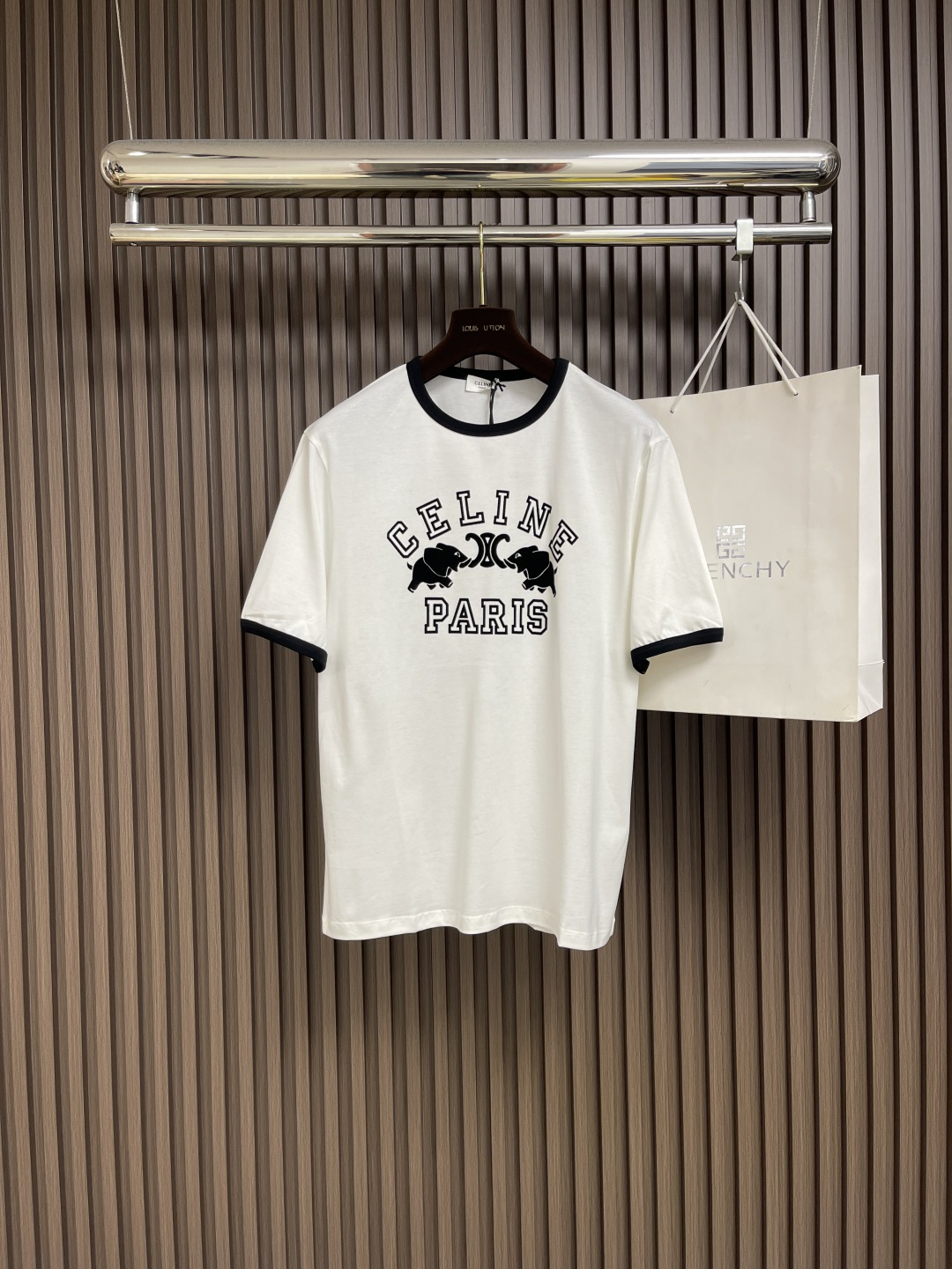 NO:470597,Celine Elephant printed round neck short-sleeved T-shirt, using 50S double-strand mercerized cotton, gram weight 165g; matched with 32S 1x1 tie-frame thread, 300g. The thinner the yarn, the higher the number of the yarn, the softer, smoother and finer the fabric. Two yarns were used and twisted together. This can enhance the strength and durability of the fabric and make the feel more full. The cotton fiber was treated with a concentrated caustic soda solution, making the fiber surface smoother and more soft, the overall line is straight and delicate, the fabric is comfortable and soft, and the color is consistent and there is no color difference. It can be matched with the same style to create a fashionable look, and control various occasions, customize auxiliary materials, complete three standards, the same style for men and women!  Size XS-L, celine, T-shirt,tees, t-shirt,alexander wang19860909Celine 大象印花圆领短袖T恤,采用50S双股丝光棉,克重165g；搭配32S 1x1拉架螺纹,300g.纱线越细,支数越高,制成的面料通常越柔软、光滑且精细.使用了两根纱线并捻在一起.这样做可以增强面料的强度和耐用性,手感更加饱满.棉纤维经过浓烧碱溶液处理,使纤维表面变得光滑增加了面料的光泽度和柔软度,整体走线平直细腻,面料舒适柔软,颜色一致无色差,能与同款搭配营造时尚造型,驾驭各种场合,定制辅料,三标齐全,男女同款！尺码XS-L,,celine,T-shirt,tees，t-shirt,alexander wang,Men's clothing