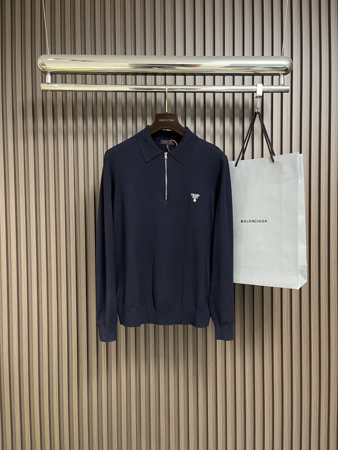 NO:463875,Prada embroidered zipper long-sleeved Polo shirt, 18-needle German machine-fixed wool 80 ultra-fine wool knitted after 8 layers of anti-pilling, comfortable and breathable, crisp and stylish, iconic Prada embroidery logo embroidery embroidery embroidery embroidery embroidery embroidery embroidery embroidery, three-dimensional silhouette optimizes body proportions, each strand contains low-key luxury brilliance, slim and fashionable and versatile style, the overall line is straight and delicate, the fabric is comfortable and soft, the color is consistent and there is no color difference, it can be matched with the same style to create a fashionable look, control various occasions, customize auxiliary materials, complete three standards, the same style for men and women. Size 48-54 S-XL,,prada,alexander wang19860909Prada 刺绣拉链长袖Polo衫,18针德国机定织臻绒80超细毛织 经过8层抗起球处理 舒适透气 挺括有型标志性Prada刺绣标识点缀正面 立体廓形优化身材比例 每一缕纤维 都蕴藏着低调的奢华光辉 气质显瘦 时尚百搭款,整体走线平直细腻,面料舒适柔软,颜色一致无色差,能与同款搭配营造时尚造型,驾驭各种场合,定制辅料,三标齐全,男女同款.尺码48-54 S-XL,,prada,alexander wang,Men's clothing