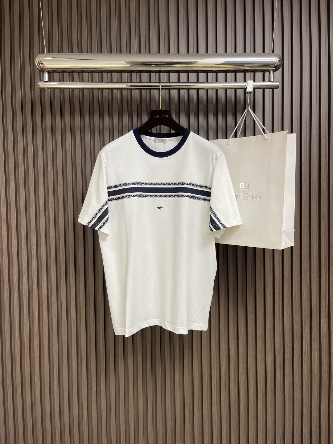 NO:470641,Dior color-blocked bee embroidery logo white and blue contrasting T-shirt. Classic never goes out of date. This little Di color-blocked bee white T-shirt interprets luxury with details and easily grasps fashionable tone. Contrasting collar & striped navy blue contrasting collar breaks the monotony of white and instantly improves the exquisiteness; the color-blocked stripe on the chest is integrated with unique texture design, rich layers without clutter, and low-key highlights the brand style; Little Bee embroidery The iconic little bee embroidery is the finishing touch + exquisite and compact, but it comes with 'advanced recognition'. It uses high-quality tight knitted cotton fabric, and you can feel the heavy sense of solidity when you get it. Tight knitted fabric makes the fabric crisp and stylish, not easy to collapse, and you will have 'advanced filters' when you match it casually. Size XS-L,,dior,tees,t-shirt,alexander wang19860909Dior 拼色蜜蜂刺绣logo白蓝撞色T恤.经典永不过时,这件小迪拼色蜜蜂白色T恤,用细节诠释奢华,轻松拿捏时髦腔调.撞色领口＆条纹藏青撞色领口,打破白色单调,瞬间提升精致度；胸前拼色条纹带,融入独特纹理设计,层次丰富又不显杂乱,低调彰显品牌格调；小蜜蜂刺绣 标志性小蜜蜂刺绣,是点睛之笔＋精致小巧,却自带'高级识别度'.采用高克重紧密针织纯棉面料,拿到手就能感受到沉甸甸的扎实感.紧密针织让面料挺括有型,不易软塌,随便一搭都自带'高级滤镜'.尺码XS-L,,dior,tees，t-shirt,alexander wang,Men's clothing