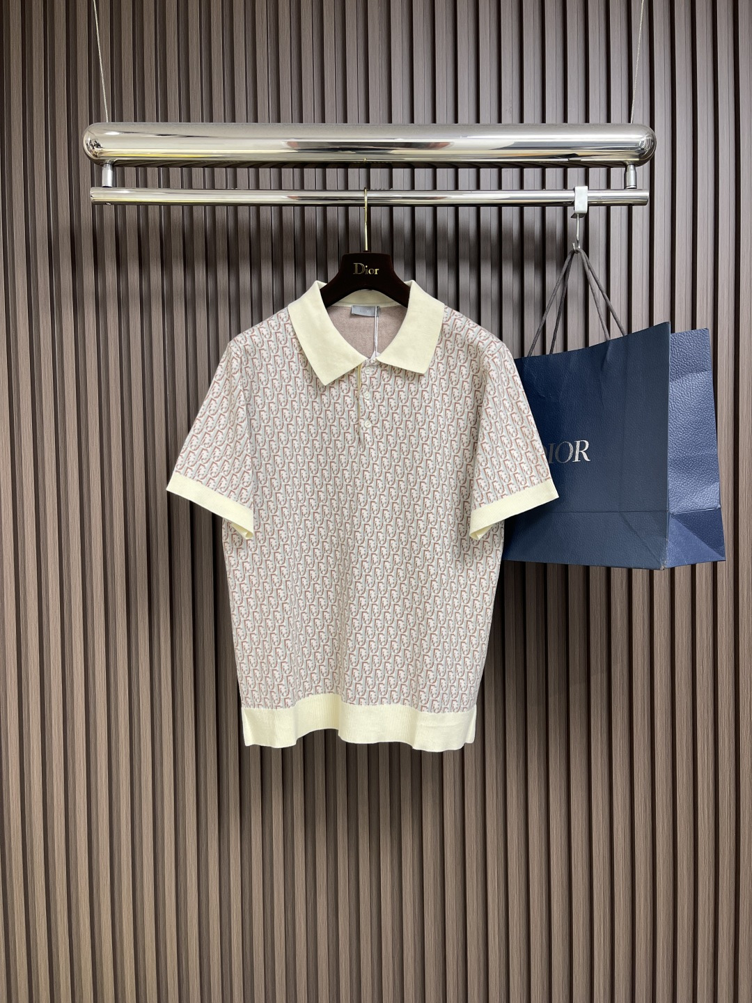 NO:463865,Dior knitted jacquard Polo shirt, fixed brocade, soft silk anti-ball material, soft and delicate, comfortable and skin-fitting, interpreting eternal style, the iconic Oblique print blooms in a new posture, each line contains the profound historical heritage of the brand, sublimated by the combination of logo sweaters and zipper Polo shirts. Each strand contains luxury and nobility. The overall line is straight and delicate, the fabric is comfortable and soft, the color is consistent and there is no color difference, and it can be matched with the same style to create a fashionable look, control various occasions, customize auxiliary materials, complete three standards, the same style for men and women!  Size S-XL, Dior, Sweaters, Alexander wang19860909Dior 针织提花Polo衫,定织锦悦柔丝抗球料 柔软细腻 舒适贴肤 诠释永恒风格 标志性的 Oblique 印花绽放新姿 每一道线条都蕴含着品牌深邃的历史底蕴 以标识毛衣和拉链Polo衫结合为升华 每一缕纤维都蕴藏着奢华与高贵,整体走线平直细腻,面料舒适柔软,颜色一致无色差,能与同款搭配营造时尚造型,驾驭各种场合,定制辅料,三标齐全,男女同款！尺码S-XL,,dior,sweaters,alexander wang,Men's clothing