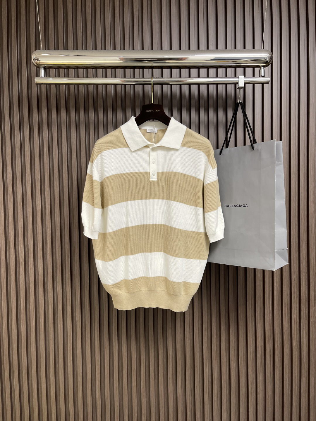 NO:463868,BC Vacation Series Linen Striped Short-Sleeve POLO uses high-quality flax fiber, which is highly regarded for its lightness, breathability and natural antibacterial properties. The brand's treatment of flax reflects its ingenuity. The blended fabric not only retains the refreshing feeling of flax, but also combines the warmth and softness of other fibers, making it suitable for wearing all year round. Size S-XL, T-shirt, alexander wang19860909BC 度假系列亚麻条纹短袖POLO,采用了高品质的亚麻纤维,这种纤维以其轻盈、透气和天然抗菌特性而备受推崇.品牌对亚麻的处理工艺体现了其匠心精神,混纺面料不仅保留了亚麻的清爽感,还融合了其他纤维的保暖和柔软特性,使其适合全年穿着.尺码S-XL,,T-shirt,alexander wang,Men's clothing