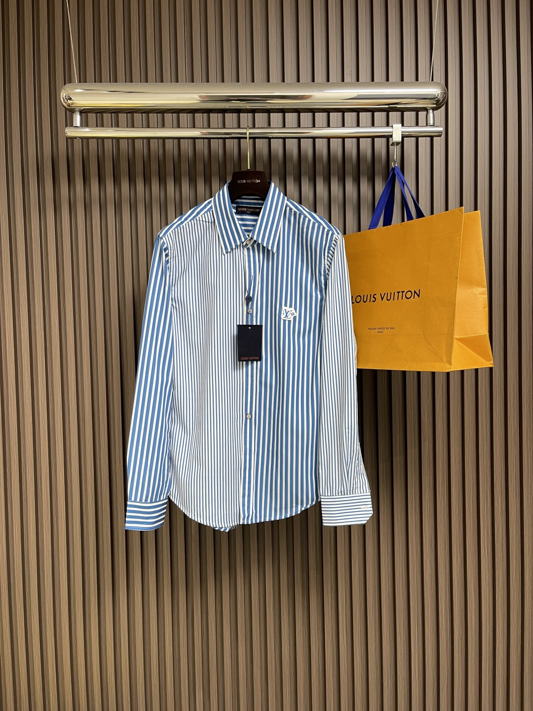 NO:463962,LV 2025FW autumn and winter new style patchwork striped long-sleeved shirt, creating a patchwork effect with stripes of different widths and narrowness. Monogram jacquard embossed background, printed patterns on top of the logo jacquard, pearlescent buttons, equipped with metal base, and rubber logo patch on the chest Size S-XL,,louis vuitton,shirts,alexander wang19860909LV 2025FW秋冬新款拼缝条纹长袖衬衫,以宽窄不一的条纹营造拼缝效果,满身Monogram提花压纹背景,标识提花之上铺陈印花图案,珠光纽扣,配有金属底座,胸前配有橡胶标识贴饰 尺码S-XL,,louis vuitton,shirts,alexander wang,Men's clothing