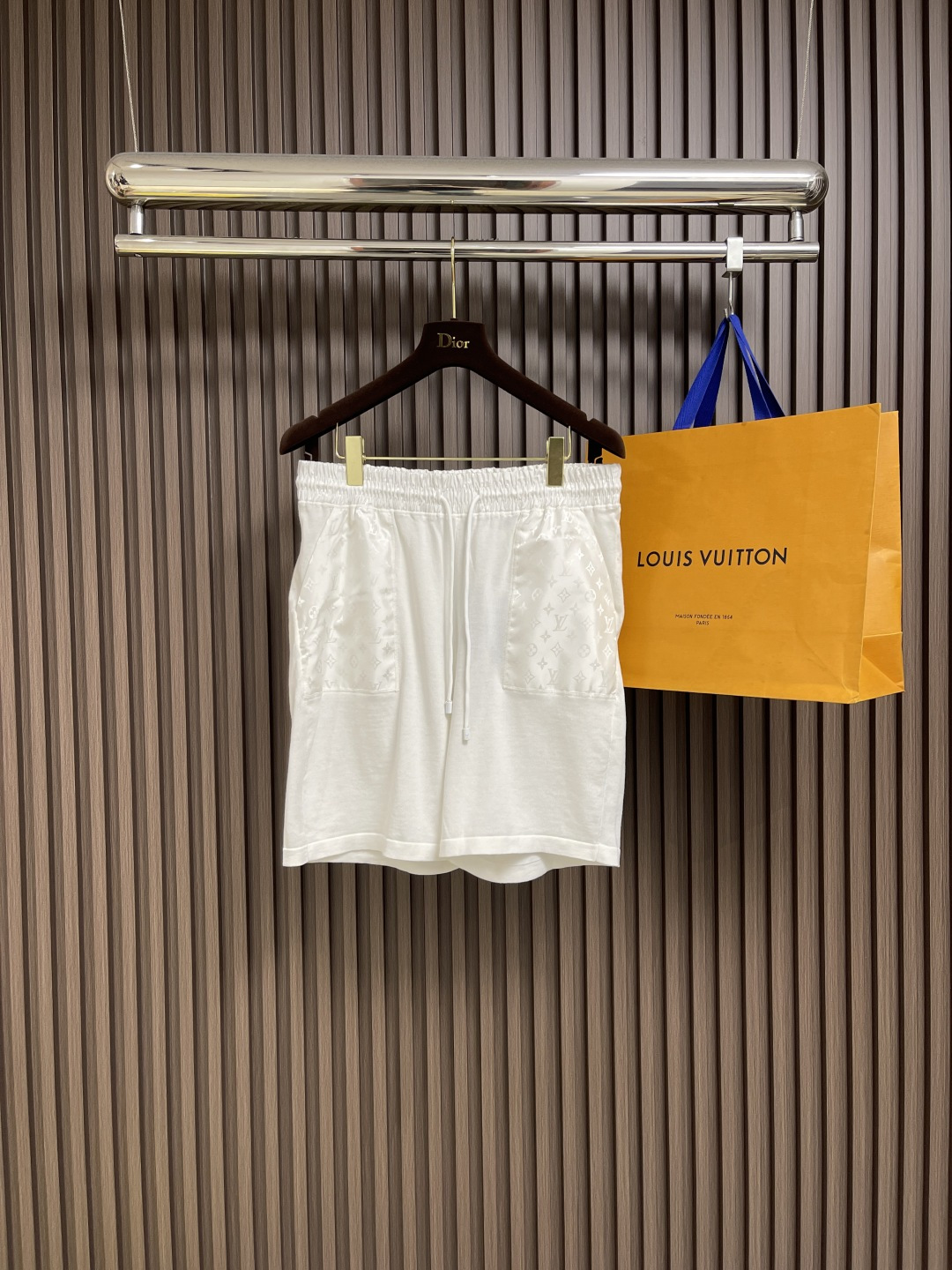 NO:463901,LV 2025ss new drawstring sports and casual shorts, soft cotton knitted and dyed simple and elegant tones, and then illuminated Monogram nylon inlays on the waist and large patch pockets. It can be matched with the same double-sided pilot and T-shirt to make it a great choice for travel or leisure time. Size S-XL,,louis vuitton, shorts,tees, t-shirt,alexander wang19860909LV 2025ss新款抽绳运动休闲短裤,为柔软棉质针织浸染素雅色调,再于腰部及大号贴袋融入莹泽 Monogram 锦纶嵌饰.可搭配同款双面飞行员和T恤,成就旅行或休闲时光佳选.尺码S-XL,,louis vuitton,shorts,tees，t-shirt,alexander wang,Men's clothing