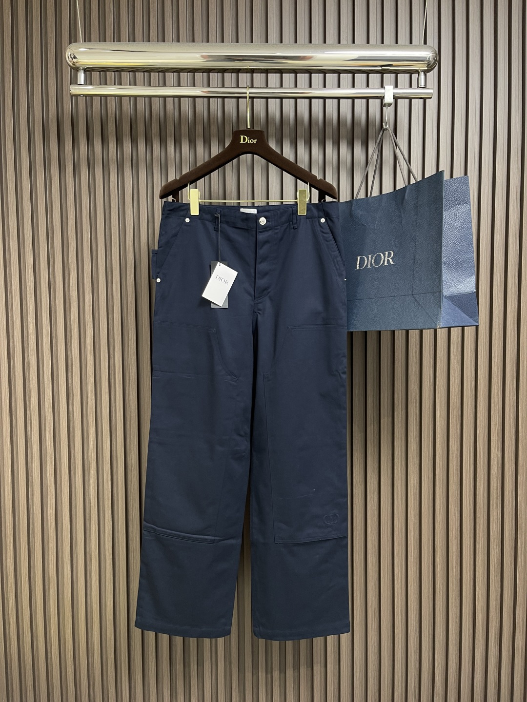 NO:510815,Jacket Trousers DIOR 2025ss new lapel jacket jacket trousers set, carefully crafted in navy blue cotton twill, showing a casual style. The bottom side is paired with drawstrings to create a comfortable style, and the chest is embossed with CD Icon embroidered embroidery. The side edge pockets and zipper closure make the design more refined and add a casual style to daily style. Size S-XL,,dior, jackets & coats, jackets & coats, alexander wang19860909夹克 长裤 DIOR 2025ss新款翻领夹克外套长裤套装,采用海军蓝色棉质斜纹布精心制作,式展现休闲风范.底边搭配抽绳,可打造舒适版型,胸前饰以 CD Icon 压花刺绣.侧面贴边口袋和拉链开合让设计更显精致,可为日常造型增添休闲风范.尺码S-XL,,dior,jackets & coats,jackets & coats,alexander wang,Men's clothing