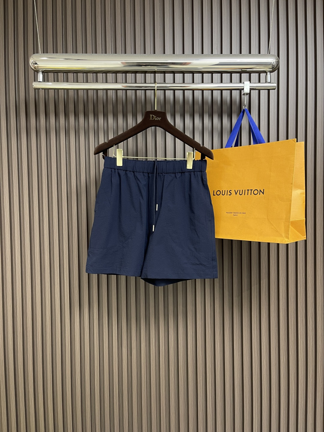 NO:463908,MONCLER  Bubble wrinkle decorative shorts, the fabric is made of 76% Khmer content + 24% polyester fiber cotton-blended woven fabric. The Khmer content ensures the advantages of softness, skin-friendly and good breathability of the fabric. The addition of a small amount of polyester fiber balances the wrinkle resistance and elasticity of the overall fabric, greatly reducing its shrinkage. After pre-shrinkage treatment, the size changes during washing can be ignored. The fusion of the two makes the fabric combine wrinkle resistance, quick drying, easy to handle while also having good wear experience and strong breathability. The yarn feeding speed of the bubble warp is higher than the ground warp yarn feeding speed exceeds about 20. During weaving, the bubble warp relaxes and accumulates to form a natural arch bubble unit. Through alternating yarns + floating long tissue changes, a clear plaid frame is built between the bubble units, and finally the bubble three-dimensional sense and plaid profile are locked through high-temperature heat setting. Size S-XL, shorts, alexander wang19860909MONCLER 泡泡皱饰标短裤,面料选用76％的高棉含量＋24％聚酯纤维的棉质混纺梭织面料.高棉含量确保了面料柔软、亲肤、透气性较好等优点,少量聚酯纤维的加入平衡了整体面料的抗皱性和弹性,大大降低其缩水性.通过预缩处理后,洗涤中尺寸变化可以忽略不计.两者的融合使面料综合了抗皱,快干,易打理等特点的同时不失良好穿着体验和透气性强等优点.泡经送纱速度高于地经送纱速度超约20,织造时泡经松弛堆积,形成自然拱起泡泡单元,通过纱线交替排列＋浮长组织变化,在泡泡单元间构筑清晰格纹框架,最后通过高温热定型锁定泡泡立体感与格纹轮廓.尺码S-XL,,shorts,alexander wang,Men's clothing