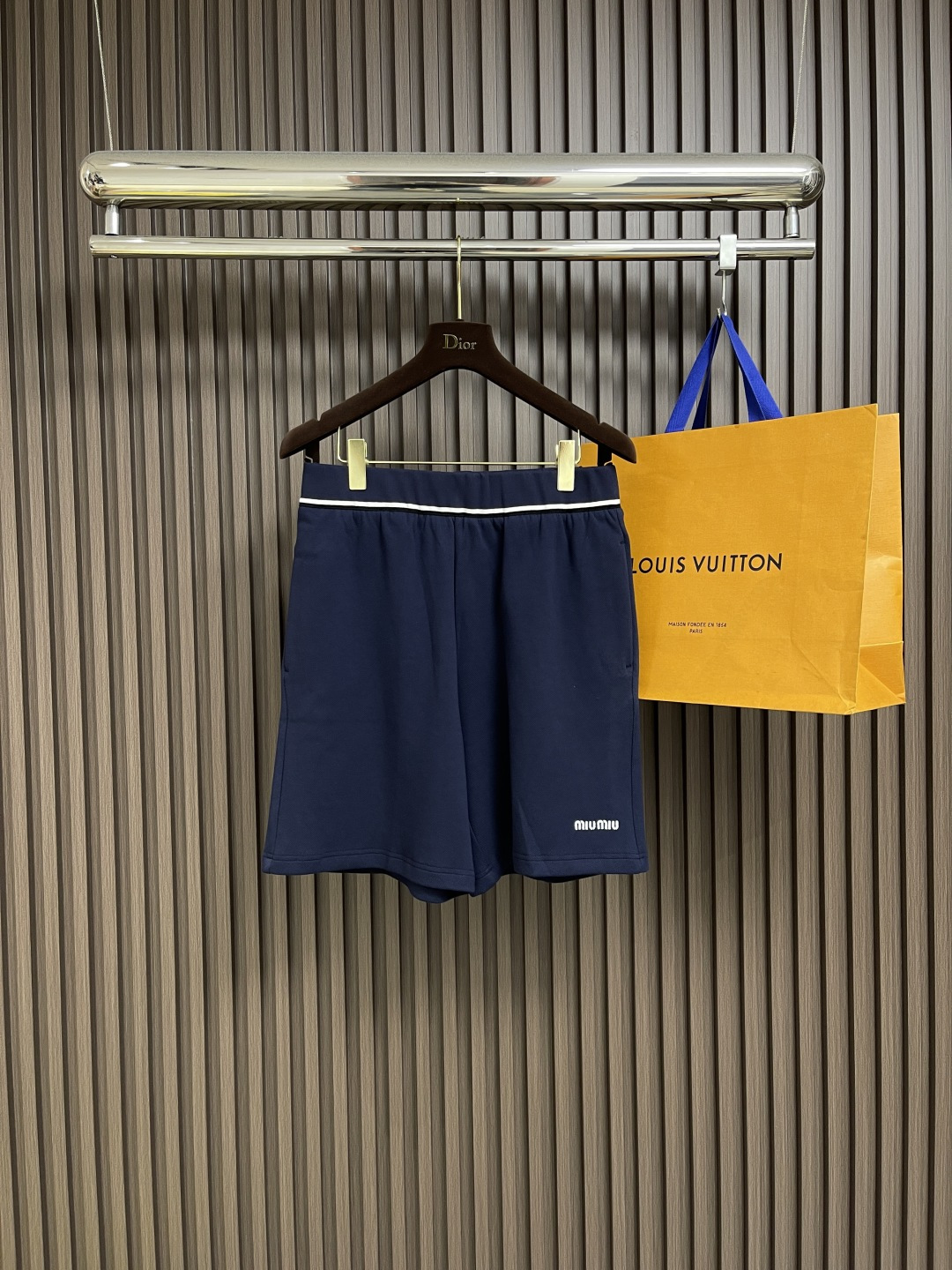 NO:463914,MIU MIU embroidered small logo white beaded floor cloth shorts are made of beaded floor cloth woven by cotton fibers. Cotton fibers give the fabric moisture absorption and breathability, skin-friendly characteristics. The surface of the beaded floor structure has concave and convex pores, which is similar to a honeycomb, promotes air circulation and excellent heat dissipation efficiency. Because the elasticity of the cotton yarn is enhanced after being knitted by beaded floor, it can still rebound and be straight and delicate in repeated stretching. The fabric is comfortable and soft, and the color is consistent and has no color difference. It can be matched with the same style to create a fashionable shape. It can handle various occasions, customize auxiliary materials, complete three standards, and the same style for men and women!  Size S-XL, miumiu, shorts, alexander wang19860909MIU MIU 刺绣小logo白条珠地布短裤,选用棉纤维编织而成的珠地布.棉纤维赋予面料吸湿透气,亲肤等特点.珠地结构表面呈现凹凸疏孔,形似蜂巢,促进空气循环,散热效率优良.因棉纱经珠地编织后弹性增强,反复拉伸仍可回弹整体走线平直细腻,面料舒适柔软,颜色一致无色差,能与同款搭配营造时尚造型,驾驭各种场合,定制辅料,三标齐全,男女同款！尺码S-XL,,miumiu,shorts,alexander wang,Men's clothing