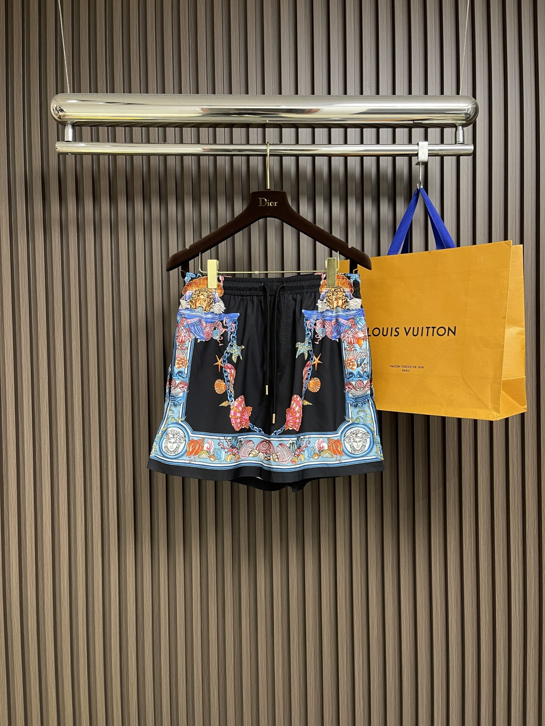 NO:470611,versace Versace men's Coral Theatre beach pants, knee-length beach pants, decorated with classic Coral Theatre print, drawstring elastic waist design, Coral Theatre print, drawstring elastic waist. Size S-XL, versace, versace, alexander wang19860909versace 范思哲 男士Coral Theatre沙滩裤,及膝沙滩裤,饰有经典CoralTheatre印花,采用抽绳松紧腰边设计,Coral Theatre印花,抽绳松紧腰边.尺码S-XL,,versace,versace,alexander wang,Men's clothing