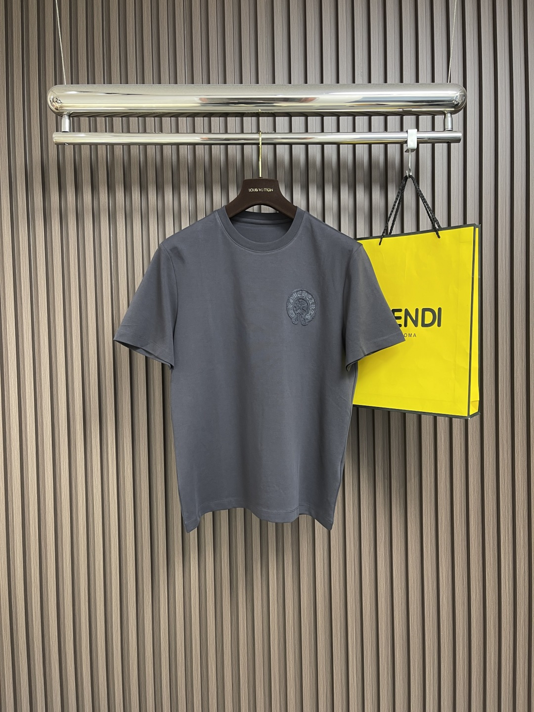 NO:463828,CH Crowxin 2025FW spring and summer new chain embroidered round neck T-shirt, using heavyweight 320G double yarn combed cotton material, with a strong three-dimensional feeling on the upper body, and adopts the chain ten thousand needle embroidery series!  Size M-3XL, Chrome hearts,tees, t-shirt,alexander wang19860909CH克罗心 2025FW春夏新款锁链刺绣圆领T恤,采用重磅320G双纱精梳棉材质 上身立体感强 采用锁链万针刺绣系列工艺！尺码M-3XL,,chrome hearts,tees，t-shirt,alexander wang,Men's clothing