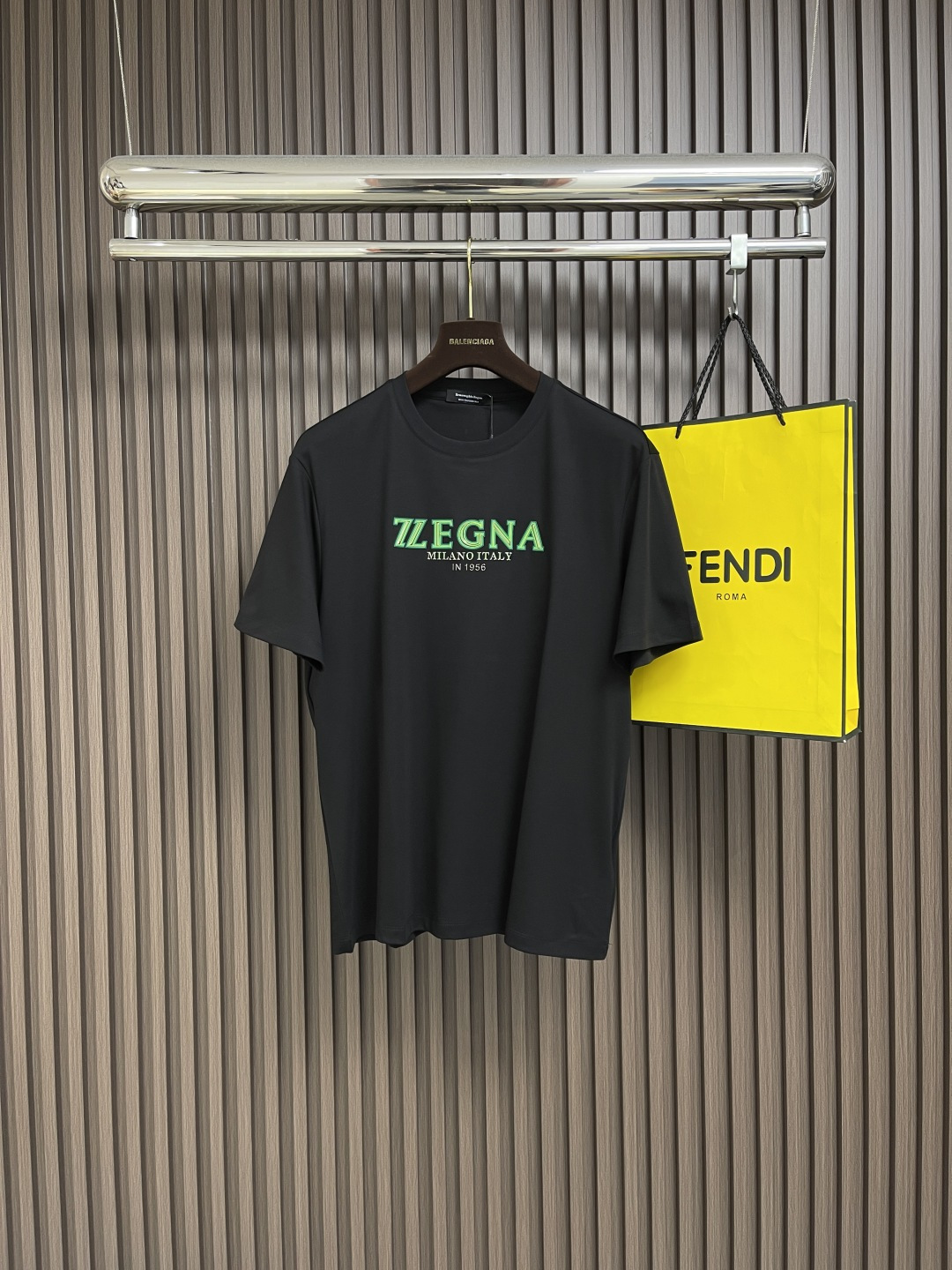 NO:447685,Zegna 2025ss new round neck short-sleeved T-shirt, customized Xinjiang long velvet cotton fabric, chest logo logo, high elastic fabric, not easy to deform after wearing. All accessories are customized for the original, skin-friendly, breathable, comfortable, delicate and soft, fashionable and stylish on the upper body!  Size M-3XL, zegna, T-shirt,tees, t-shirt,alexander wang19860909Zegna 杰尼亚2025ss新款圆领短袖T恤,定制新疆长绒棉面料,胸前logo标识、 高弹面料、久穿不易变形 辅料全部原版定制出品,亲肤 透气舒适细腻柔软,上身时尚有型！尺码M-3XL,,zegna,T-shirt,tees，t-shirt,alexander wang,Men's clothing