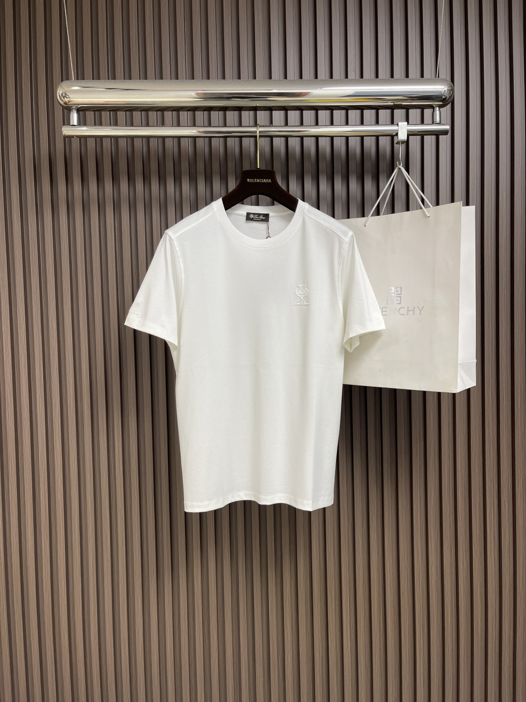 NO:470628,LP Loropiana 2025SS summer new product logo round neck short-sleeved T-shirt, handsome and fashionable, with concave and convex pattern logo logo logo, simple and versatile style. Fabric cotton is not only crisp, maintains a fashionable silhouette, but also comfortable to wear, and the yarn is more delicate, size M-3XL, loro pigana, loro pigana, T-shirt, tees, t-shirt, alexander wang19860909LP Loropiana 2025SS夏季新品仔章logo圆领短袖T恤,帅气时尚,胸前凹凸图案logo仔章,简约百搭款.面料棉 不仅挺括,保持潮流的廓形,又穿着舒适,纱织更细腻,尺码M-3XL,,loro piana,loro piana,T-shirt,tees，t-shirt,alexander wang,Men's clothing