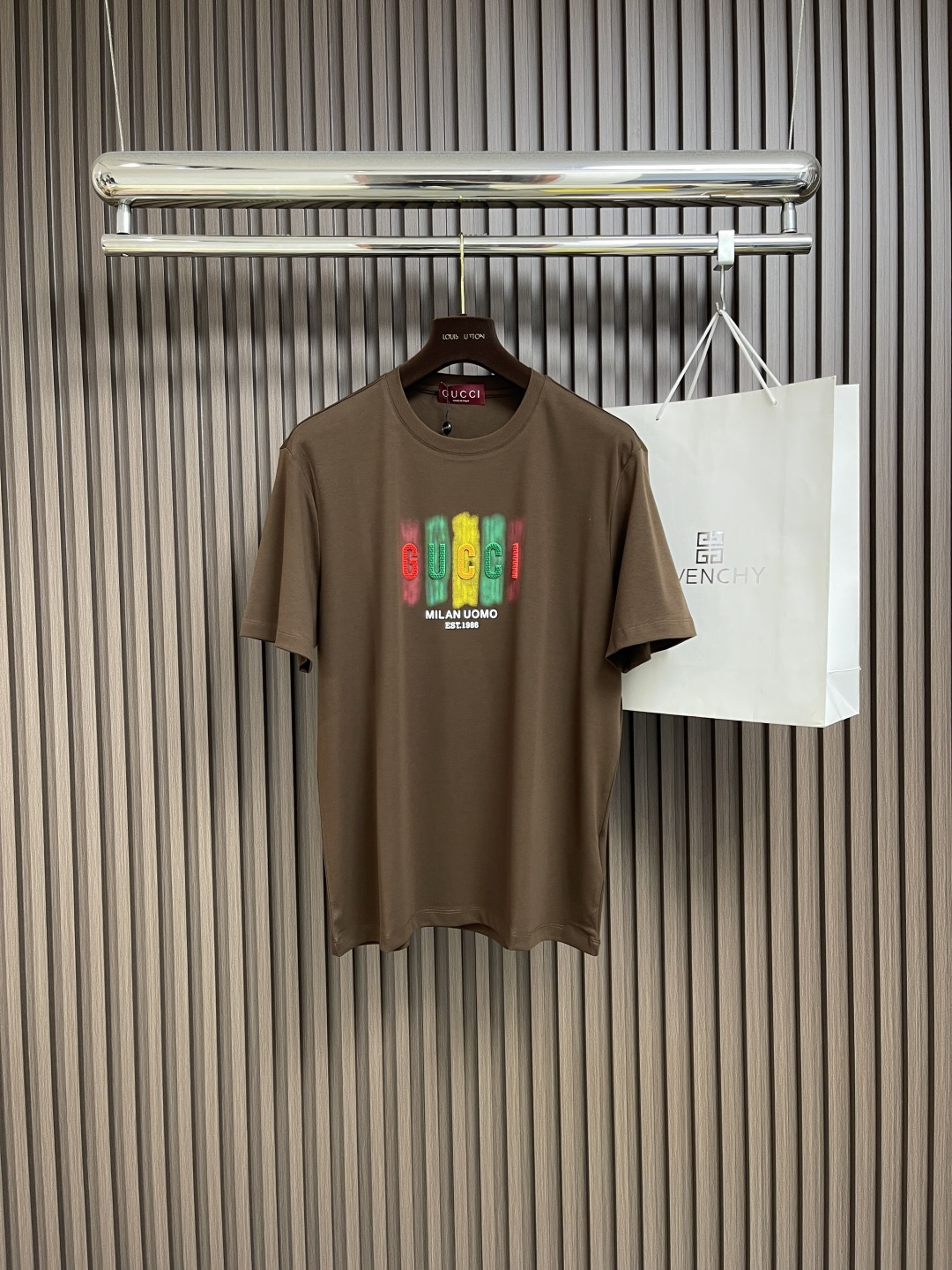 NO:470635,GUCCI 2025ss chest logo letter printed short-sleeved T-shirt, the fabric is made of 230 grams of heavy combed cotton, customized 32 1*1 threads, two-way wash the garment, the fabric is comfortable and skin-friendly, and there is no difference. Custom dyed fabric, high textile density, good drape, not easy to deform, thick texture and tight spinning process will not affect the breathability of the fabric, the saturation of the color is very high, imported digital direct-spray printing process, a versatile and beautiful short-sleeved short-sleeved, loose style, slimming and not picky. Size M-3XL, gucci, T-shirt,tees, t-shirt,alexander wang19860909GUCCI 2025ss胸前logo字母印花短袖T恤,面料采用230克重精梳棉,定制32支1*1螺纹,成衣两遍水洗处理,面料舒适亲肤无异感,定制定染面料,纺织密度高,垂感佳,不易变形,厚织感加上紧密纺纱工艺,不会影响面料的透气性,成色的饱和度很高,进口数码直喷印花工艺,百搭好看的一款短袖,宽松版型遮肉显瘦不挑人.尺码M-3XL,,gucci,T-shirt,tees，t-shirt,alexander wang,Men's clothing
