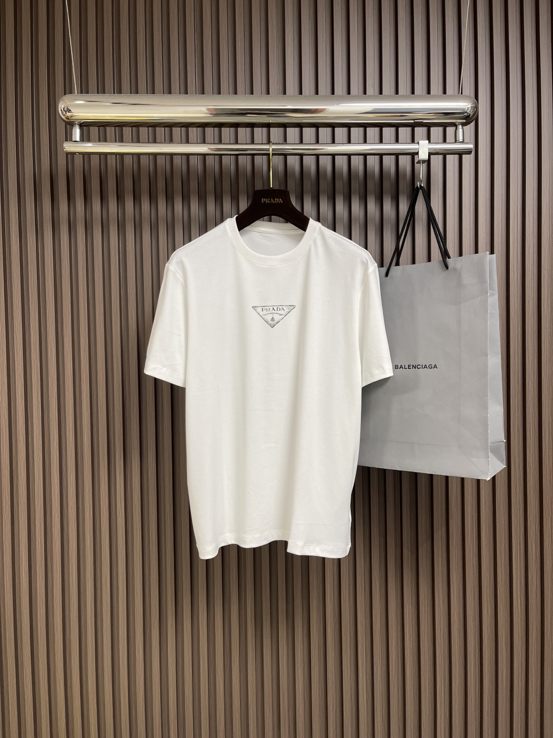 NO:463874,Prada 2025ss early spring new logo printed short-sleeved T-shirt, customized high-string plain cotton fabric, extremely soft and comfortable, high-end and atmospheric, chest logo, simple and versatile style, simple and easy to match, full of affinity and favorability of the upper body. os loose style, same style for men and women. Size M-3XL,,prada, T-shirt,tees, t-shirt,alexander wang19860909Prada 2025ss早春新品标识印花短袖t恤,定制高支平纹精棉面料 极致柔软舒适 高端大气,胸前logo标识 简约百搭款式 简约易搭配 上身亲和力和好感度满分.os宽松版型 男女同款 .尺码M-3XL,,prada,T-shirt,tees，t-shirt,alexander wang,Men's clothing