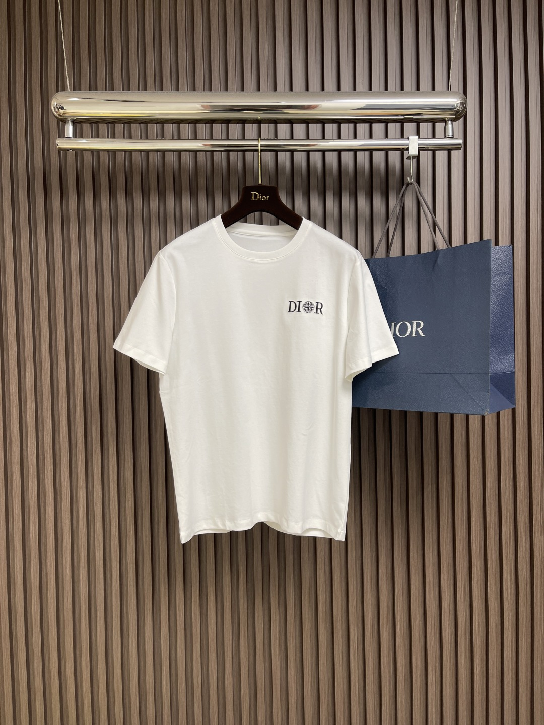 NO:463859,Dior x Stone island Co-branded by Stone Island 2025ss Spring and Summer New round neck short-sleeved T-shirt Embroidered short-sleeved custom fabric Full texture Soft feel ANDSTONE ISLAND Embroidery embroidery The classic stars of Stone Island are like pearls on the crown Complementing with the Dior brand logo A double feast of fashion and quality Prestige Co-branded by luxury Use imported machine embroidery technology Use advanced computer control systems and precision mechanical components to realize Dior Stone ISland embroidery operation High precision Fluid and delicate lines Quiet gust tissue process By adjusting the weaving method of the front and rear continuous needle beds, the horizontal raised effect formed on the surface of the knitted fabric is fully three-dimensional The fabric has been washed and the texture is better. It is not easy to deform, not easy to shrink, not easy to fade  Maintain long-term beauty, same style for men and women. Size M-3XL, dior, T-shirt,tees, t-shirt,alexander wang19860909Dior x Stone island 石头岛联名 2025ss春夏新款圆领短袖T恤 刺绣短袖定制面料 质感十足 手感柔软 ANDSTONE ISLAND 刺绣点缀正面Stone Island 的经典星星如同王冠上的明珠 与 Dior 品牌标志相得益彰 时尚与品质的双重盛宴 尊贵联名 尽显奢华采用进口机刺绣工艺 使用先进的计算机控制系统和精密的机械部件 实现Dior Stone ISland刺绣作业 精度高 线条流畅而细腻谷波组织工艺 通过调整前后连续针床的编织方式 使针织物表面形成的横向凸起效应 立体感十足 面料都经过浇洗 手感质感更佳 不易变形 不易缩水 不易褪色 保持长久的美观 男女同款.尺码M-3XL,,dior,T-shirt,tees，t-shirt,alexander wang,Men's clothing