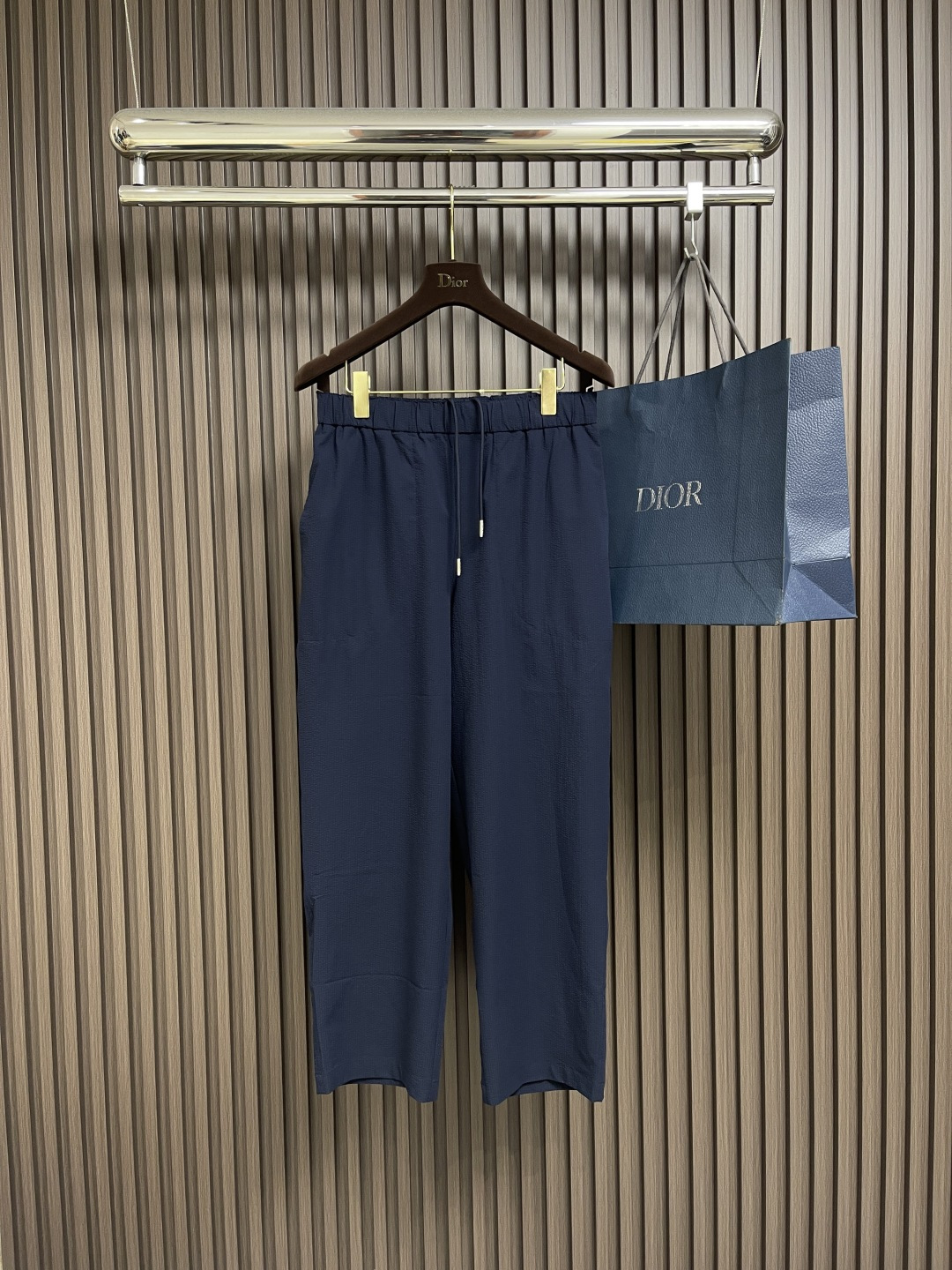 NO:463871,Jacket Shorts MONCLER  Bubble wrinkle shirt jacket trousers set, the fabric is made of 76% Khmer content + 24% polyester fiber cotton-blended woven fabric. The Khmer content ensures the advantages of softness, skin-friendly and good breathability of the fabric. The addition of a small amount of polyester fiber balances the wrinkle resistance and elasticity of the overall fabric, greatly reducing its shrinkage. After pre-shrinkage treatment, the size changes during washing can be ignored. The fusion of the two makes the fabric combine wrinkle resistance, quick drying, easy to handle while also having good wear experience and strong breathability. The yarn feeding speed of the bubble warp is higher than the ground warp yarn feeding speed exceeds about 20. During weaving, the bubble warp relaxes and accumulates to form a natural arch bubble unit. Through alternating yarns + floating long tissue changes, a clear lattice frame is built between the bubble units, and finally the bubble three-dimensional sense and lattice outline are locked through high-temperature heat setting. Size 1-2-3-4  S-XL, shorts, jackets & coats, jackets & coats,shirts,alexander wang19860909外套 短裤 MONCLER 泡泡皱衬衫式夹克长裤套装,面料选用76％的高棉含量＋24％聚酯纤维的棉质混纺梭织面料.高棉含量确保了面料柔软、亲肤、透气性较好等优点,少量聚酯纤维的加入平衡了整体面料的抗皱性和弹性,大大降低其缩水性.通过预缩处理后,洗涤中尺寸变化可以忽略不计.两者的融合使面料综合了抗皱,快干,易打理等特点的同时不失良好穿着体验和透气性强等优点.泡经送纱速度高于地经送纱速度超约20,织造时泡经松弛堆积,形成自然拱起泡泡单元,通过纱线交替排列＋浮长组织变化,在泡泡单元间构筑清晰格纹框架,最后通过高温热定型锁定泡泡立体感与格纹轮廓.尺码1-2-3-4 S-XL,,shorts,jackets & coats,jackets & coats,shirts,alexander wang,Men's clothing