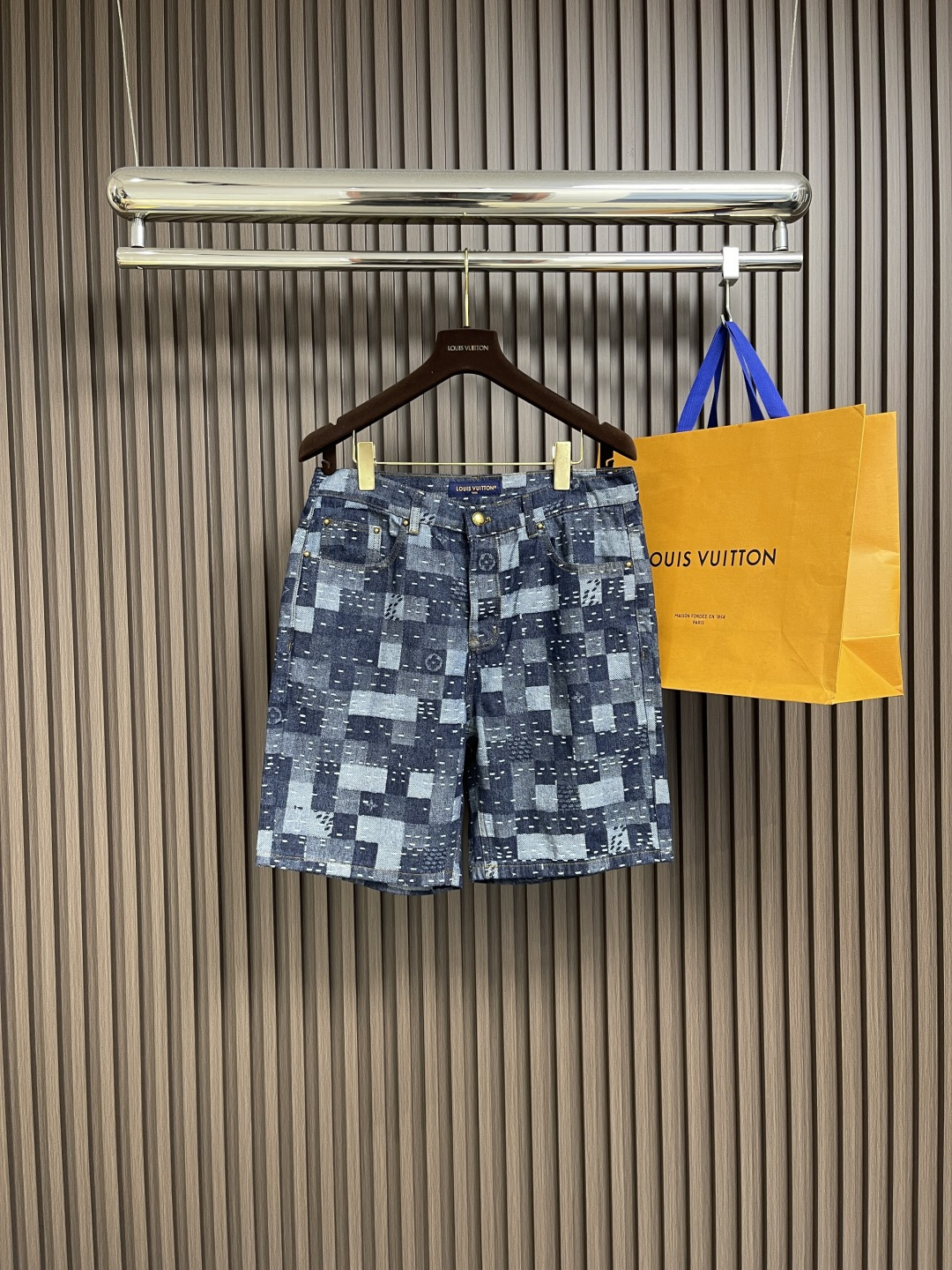 NO:463887,Tops, shorts, LV x Nigo co-branded 2025SS early autumn new short-sleeved shirt and shorts suit, this is the third season of NIGO co-branded denim, which uses jacquard embellishment of checkerboards, which is a must-have for daily and casual vacations. The patch pockets on the chest position the jacquard letters on the checkerboards, and match the matching denim to create a fresh and trendy flavor. Size 46-52,,louis vuitton, shorts,shirts,T-shirt,alexander wang19860909上衣 短裤 LV x Nigo 联名2025SS早秋新款短袖衬衫短裤套装,这是第三季NIGO联名牛仔,采用提花点缀棋盘格的工艺,是日常和休闲度假必选的,胸前的贴袋定位棋盘格的提花字母,搭配配套的牛仔,打造出清新潮流风的风味.尺码46-52,,louis vuitton,shorts,shirts,T-shirt,alexander wang,Men's clothing