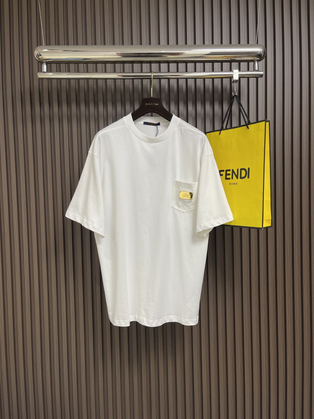 NO:463852,LV 2005SS summer new round neck short-sleeved T-shirt, made of soft and breathable cotton knitted fabric, loose cut and ribbed round neck design, suitable for daily casual wear. The chest is decorated with denim patch pockets in the same color and is decorated with gold Louis Vuitton logo, which makes it more high-end and iconic. Size 46-52,,louis vuitton,louis vuitton,T-shirt,tees,t-shirt,alexander wang19860909LV 2005SS夏季新款圆领短袖T恤,采用柔软透气的棉质针织面料,剪裁宽松,罗纹圆领设计,适合日常休闲穿着.胸前饰有同色系牛仔贴袋,并饰有金色路易威登标志牌,更显高端标志性.尺码46-52,,louis vuitton,louis vuitton,T-shirt,tees，t-shirt,alexander wang,Men's clothing