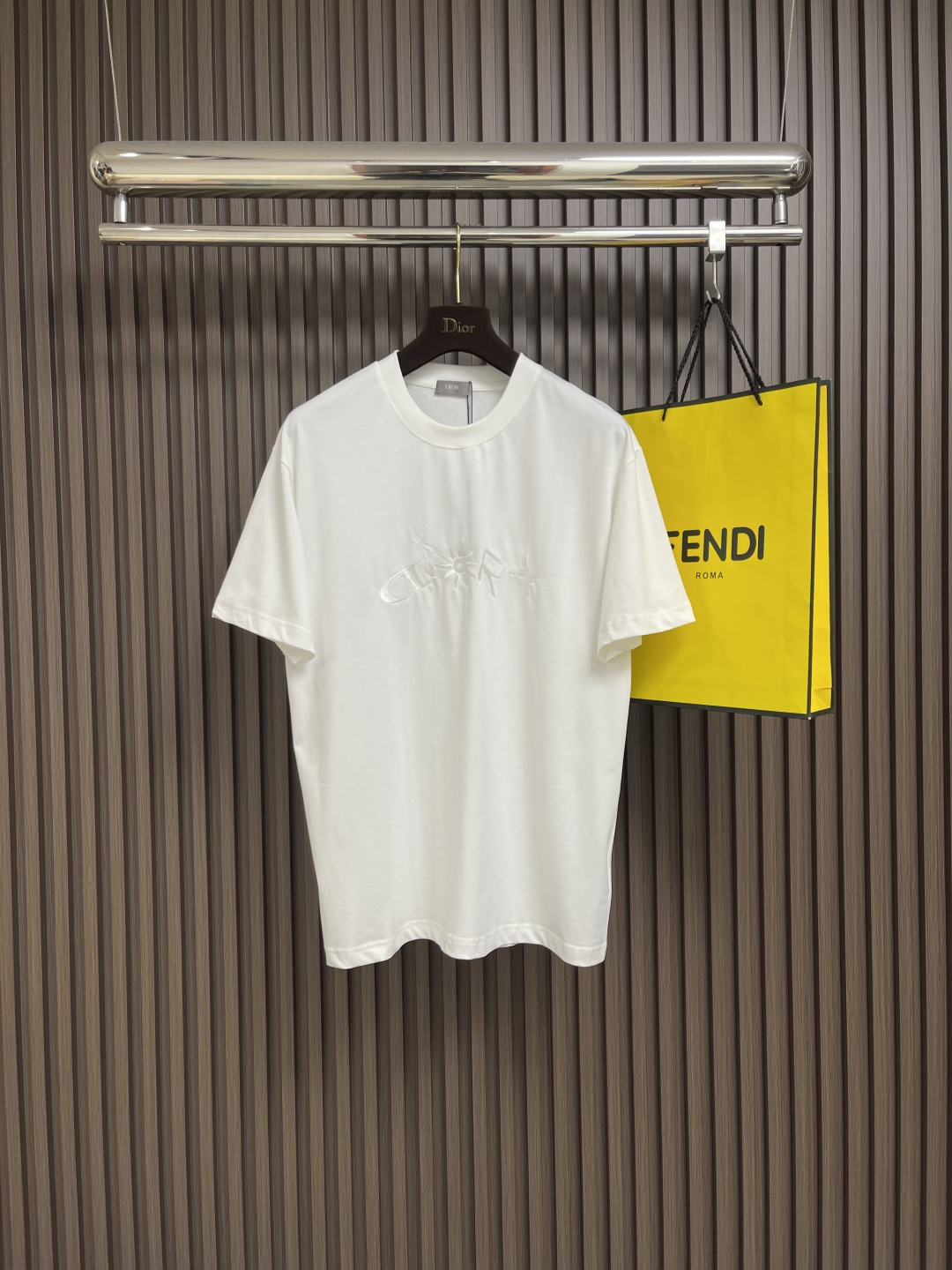 NO:463856,DIOR x Hlton co-branded 2025SS summer new round neck short-sleeved T-shirt, made of cotton knitted fabric. It is a joint venture between Kim Jones' last season and Lewis hlton. The chest is embroidered with the same color embroidered letters. The loose fit and ribbed round neck make this T-shirt easily match any jeans or casual wear, simple and versatile and easy to wear. Size 46-52,,dior,jeans,T-shirt,tees,t-shirt,alexander wang19860909DIOR x Hlton 联名款2025SS夏季新款圆领短袖T恤,棉针织面料制成.是Kim jones 最后一季和Lewis hlton 联名 ,胸前采用密针刺绣同色 绣花字母.宽松版型和罗纹圆领使这款T恤可轻松搭配任何牛仔裤或休闲装,简单百搭又好穿.尺码46-52,,dior,jeans,T-shirt,tees，t-shirt,alexander wang,Men's clothing