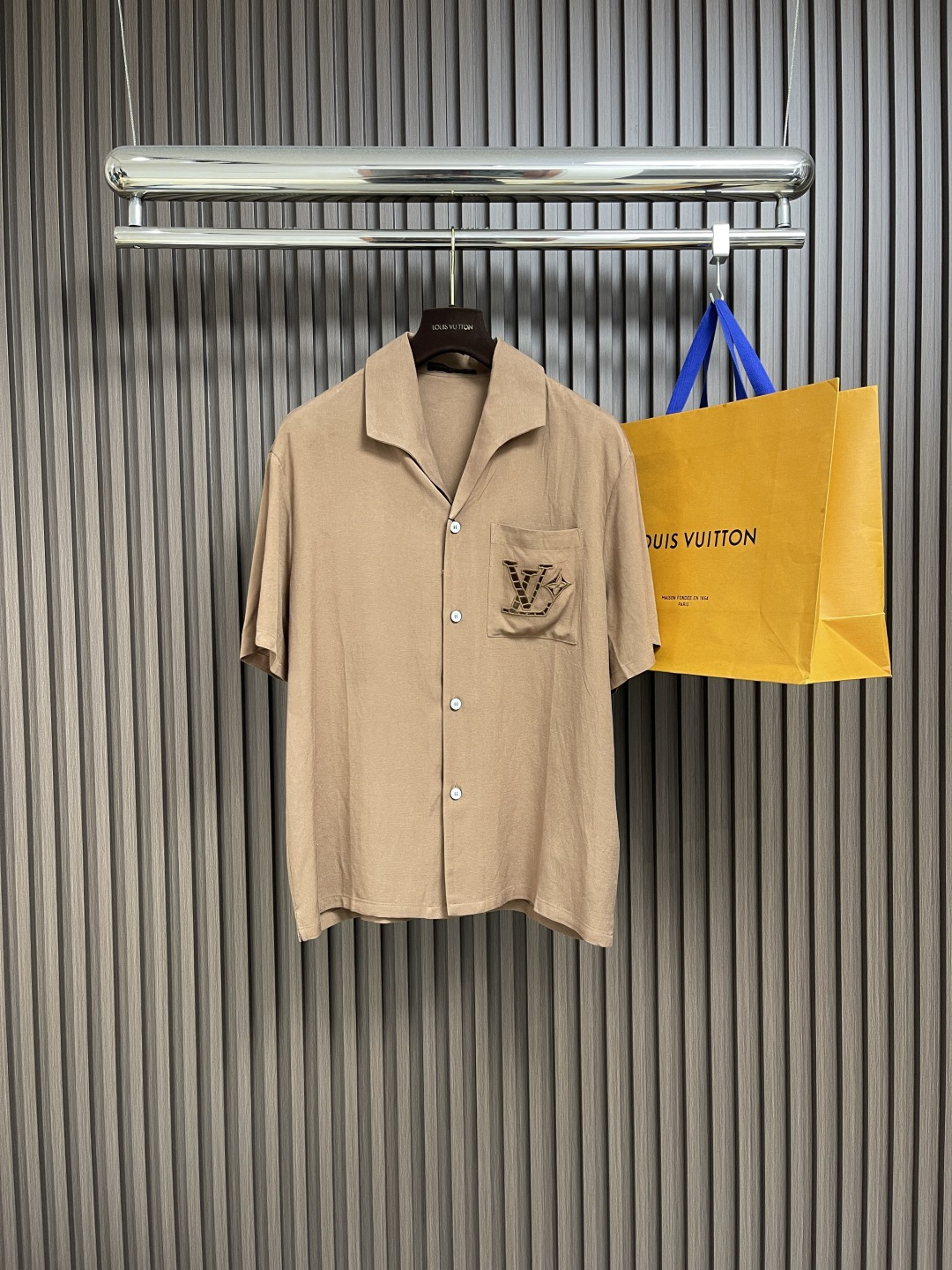 NO:463894,LV cotton, linen, silk embroidered summer short-sleeved shirt. This style of village shirt is made of mulberry silk and hemp, presenting the delicate texture of Shandong silk. British embroidery craftsmanship outlines the hollow logo in the chest pocket, and the neckline is cut to convey the comfort of summer. Size S-XL,,louis vuitton,shirts,T-shirt,alexander wang19860909LV 棉麻蚕丝绣夏日短袖衬衫,本款村衫选用桑蚕丝和大麻混纺,呈现山东绸一般的细腻肌理.英式刺绣工艺于胸前口袋勾勒镂空标识,开领短袖剪裁传递夏日惬意.尺码S-XL,,louis vuitton,shirts,T-shirt,alexander wang,Men's clothing