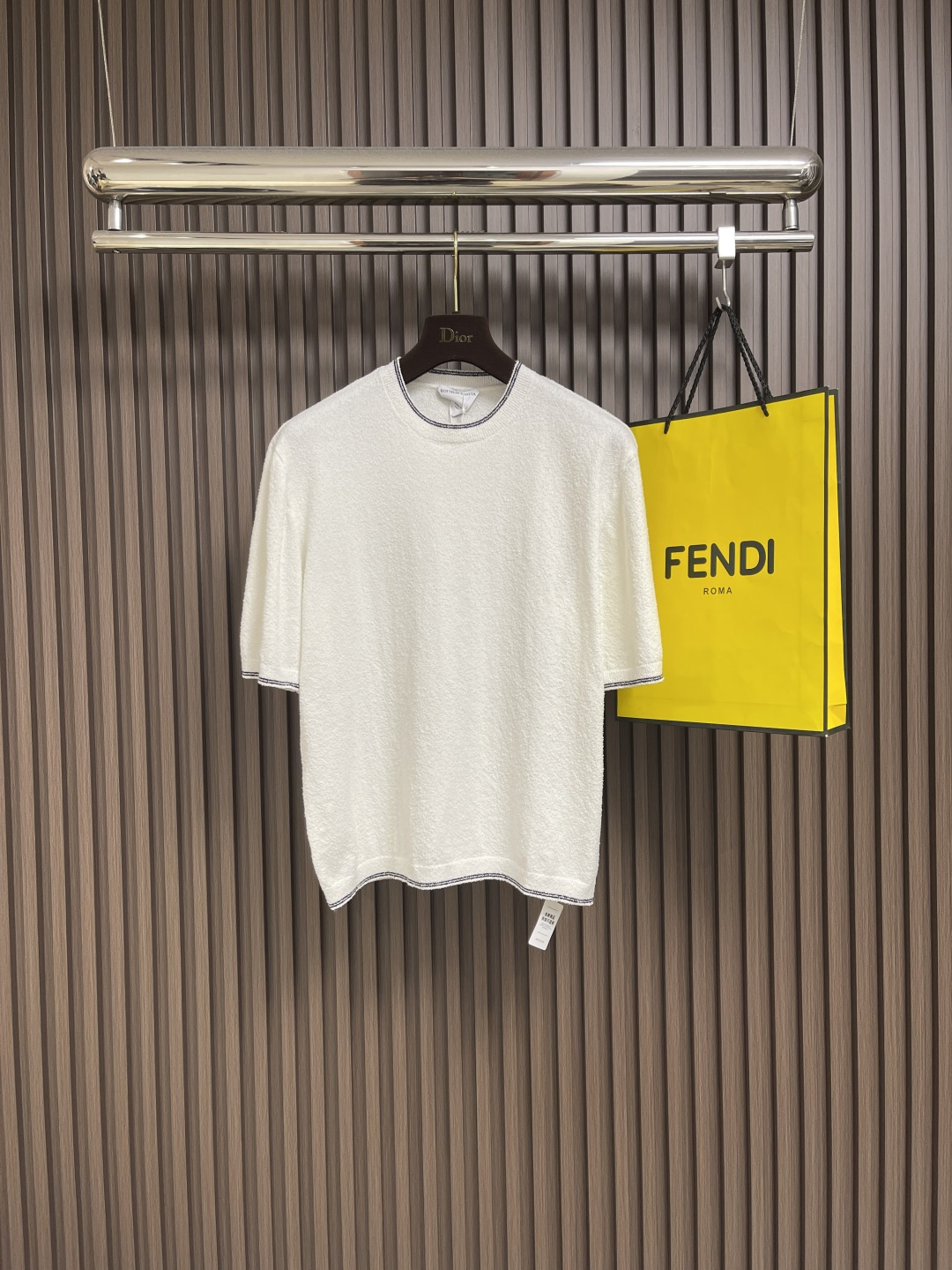 NO:463862,BV 2025ss summer new special cotton round neck short-sleeved T-shirt, Xinjiang long velvet cotton as the base, weaves the ultimate softness and skin-friendly and breathable like a cloud-wrapped body. Each strand of cotton fiber is full of natural breathing and instantly fitting the skin. Size S-M-L, bottega veneta, T-shirt,tees, t-shirt,alexander wang19860909BV 2025ss夏季新款特种棉圆领短袖T恤,新疆长绒棉为底,织就云朵裹身般的极致柔软与亲肤透气每一缕棉纤维都饱含自然呼吸感,贴肤瞬间 尺码S-M-L,,bottega veneta,T-shirt,tees，t-shirt,alexander wang,Men's clothing