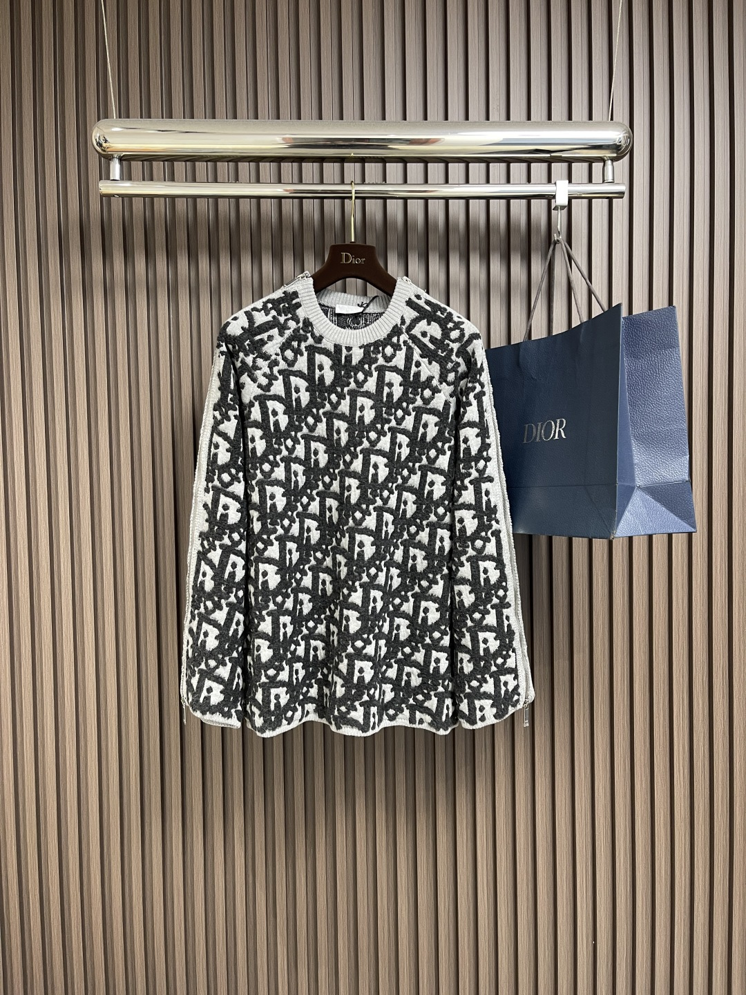 NO:461262,DIOR terry double-sleeved zipper knit sweater, carefully crafted from white wool blend fabric, decorated with classic Oblique  Printing enhances the style; the sleeves are decorated with zippers to highlight the fashion style, while the ribbed round neck adds a contrasting texture; the flower shapes on it are manually drawn by a professional master, and the size, height, width of the LOGO is almost 99. The loom is knitted with a 7G horizontal machine according to the original version, and is weaved with a scattered tissue. The Dr circle effect on the above is formed by repeatedly knitting, and the cloth is removed from the circle, so this model has a very long knitting time, and each piece requires  It takes 5 hours to weave a piece of clothing. The zipper uses an extra-long 5# Swiss cube puller with double sided D letters, upper and lower double puller zipper, high-quality pure hand-made worker, and then hold the low sticker to refer to the original version to perform the same hand-picked edge selection. A worker can only adjust 20 pieces a day, and the process is extremely cumbersome and time-consuming. The overall wiring is straight and delicate, the fabric is comfortable and soft, and the color is consistent and there is no color difference. It can be matched with the same style to create a fashionable look, control various occasions, customize auxiliary materials, complete three standards, and the same style for men and women!  Size S-XL, Dior, Sweaters, Alexander wang19860909DIOR 毛圈纱双袖拉链针织毛衣,采用白色绵羊毛混纺面料精心制作,通体饰以经典的 Oblique 印花提升格调；衣袖采用拉链开合装饰,彰显时尚风格,而罗纹圆领则增添了对比鲜明的质感；上面的花型,由专业的老师傅进行人工手数绘制,LOGO的大小、高度、宽度、几乎都接近99,织机参照原版使用7G横机进行编织,以脱圈组织进行编织,上面的Dr圈圈效果,都是通过横机,反复编织,脱圈落布,形成的效果,所以这款的编织时间超长,每一件需要耗时5个小时才能织成一件的衣片.拉链采用超长的尺寸的5＃瑞士牙方块拉头双面带D字母上下双拉头拉链,高品质纯手工车工,然后托低贴参照原版进行一摸一样的手工挑边,一个工人一天只能调20件,工序极其繁琐且费时.整体走线平直细腻,面料舒适柔软,颜色一致无色差,能与同款搭配营造时尚造型,驾驭各种场合,定制辅料,三标齐全,男女同款！尺码S-XL,,dior,sweaters,alexander wang,Men's clothing