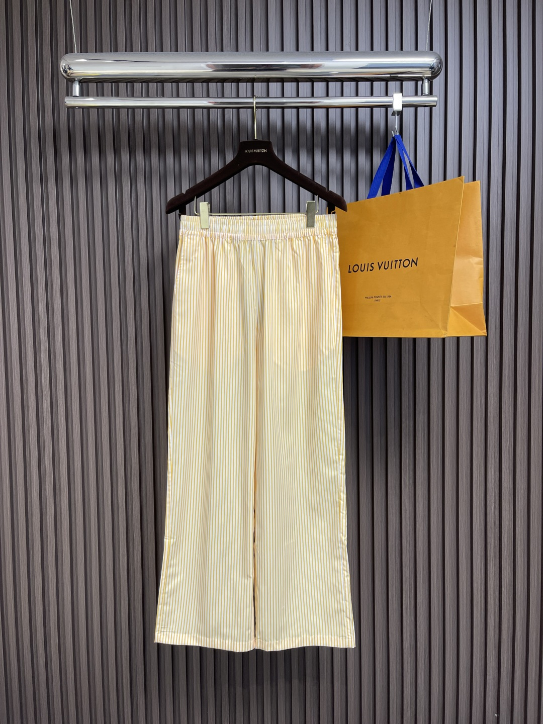 NO:463985,LV 2025FW early autumn new yellow and white striped casual pants, full-frame Monogram pattern with fresh stripes, wide striped patch pocket for rear pockets, elastic elastic waist, drawstring waist straight slightly loose fit. Size S-XL,,louis vuitton,alexander wang19860909LV 2025FW 早秋新款黄白条纹休闲裤,全幅 Monogram 图案叠加清新条纹 后袋宽条纹贴布口袋 弹力松紧带腰围 抽绳腰部直筒微宽松版型.尺码S-XL,,louis vuitton,alexander wang,Men's clothing