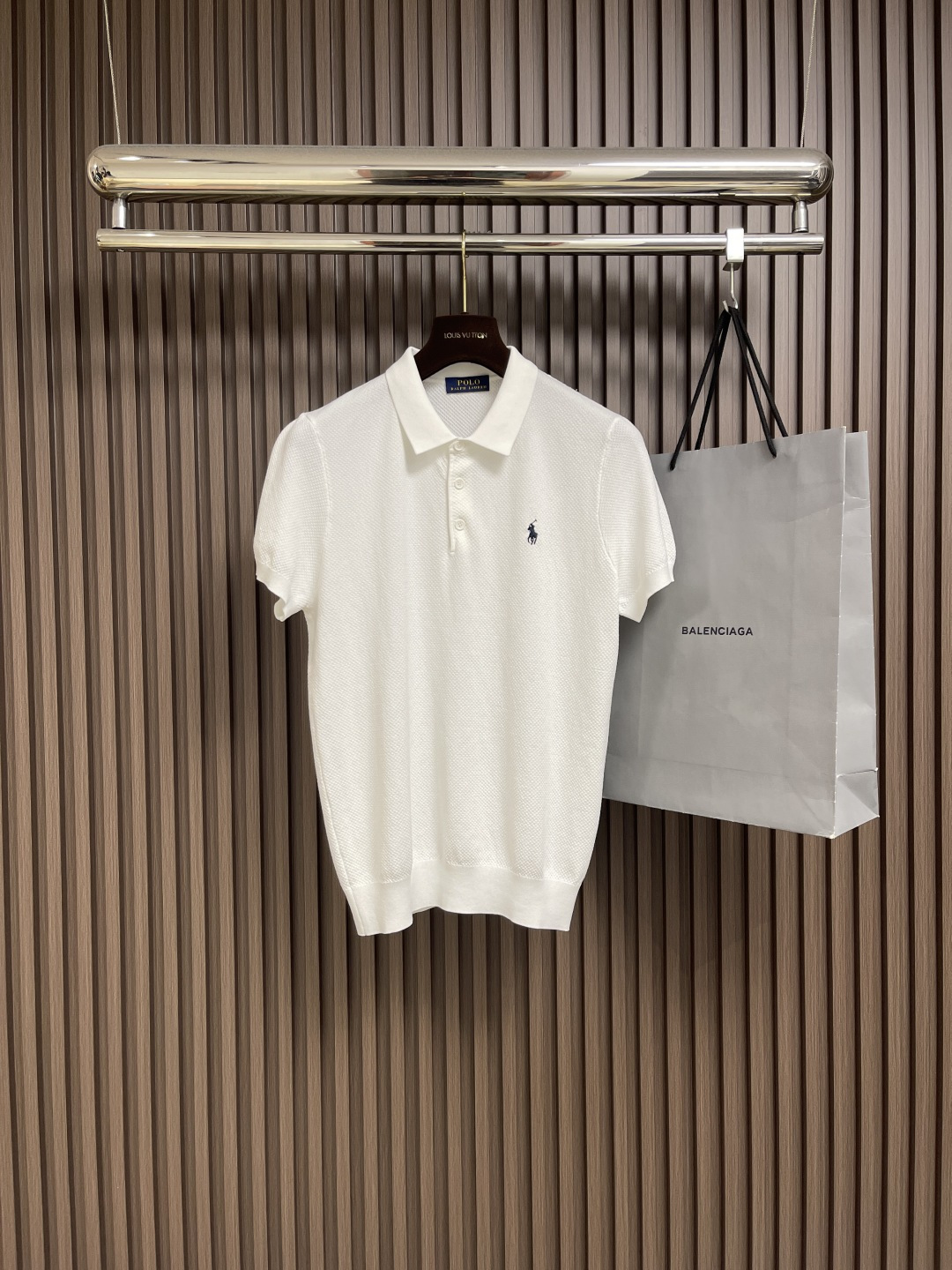 NO:463991,RL POLO RALPH LAUREN 2025ss Spring and Summer New Knitted Lapel Short Sleeve POLO, Simple Solid Color Fashion Style, Many Designers have an inseparable sentiment for solid colors. This is a tribute to tradition and a nostalgia for mood. In fact, the nostalgia of the design also determines the tone of the work. The work I want to talk about today is the new work brought by~ It can be said to be a business-friendly and casual style work. A simple and iconic logo embroidery design on the chest!  The exquisite workmanship is worth savoring, and it can be said to be an extremely accurate and simple style tone. A simple and casual tone is already very accurate. Imported pure cotton fabrics have soft and comfortable textures. The workmanship is impeccable. They are not monotonous and more high-end. What they originally exudes is a fashionable temperament, and the soft and comfortable fabrics and the dressing experience of the whole work have gone to a higher level~ The control of style and the stone hammer of the tone is even more accurate!  Size M-3XL, loro piana, T-shirt, alexander wang19860909RL POLO RALPH LAUREN 2025ss春夏新款针织翻领短袖POLO,简约纯色时尚款,不乏有许多设计大咖们都对于纯色都有着难以割舍的情怀.这是一种对于传统的致敬,也是一种对于情调的怀旧～其实,设计的怀旧感很大部分也决定了作品的基调.今天要说的这件作品,就是由带来的新作～～可以说是一件可商务可休闲的风格作品.胸前简单标志性logo刺绣设计！精致的做工值得细品,可以说是一次极为准确的简洁风定调.一种简洁＆休闲的基调已经十分准确了.进口纯棉面料,质地柔软舒适.做工无可挑剔.不单调的同时更显高端.本来散发的就是一种时尚的气质,再加上其柔软舒适的面料,整件作品的穿搭体验,更上一层楼～对于风格的把控以及基调的石锤,更是非常准确！尺码M-3XL,,loro piana,T-shirt,alexander wang,Men's clothing