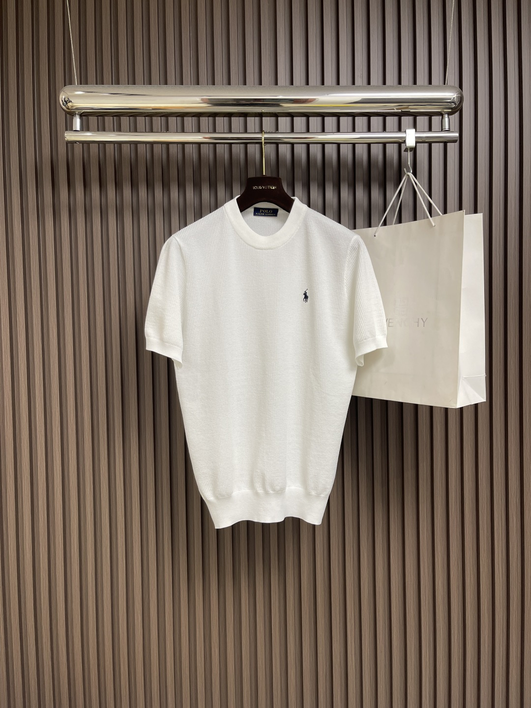 NO:463916,RL POLO RALPH LAUREN 2025ss Spring and Summer New Knitted Lapel Short Sleeve POLO, Simple Solid Color Fashion Style, Many Designers have an inseparable sentiment for solid colors. This is a tribute to tradition and a nostalgia for mood. In fact, the nostalgia of the design also determines the tone of the work. The work I want to talk about today is the new work brought by~ It can be said to be a business-friendly and casual style work. A simple and iconic logo embroidery design on the chest!  The exquisite workmanship is worth savoring, and it can be said to be an extremely accurate and simple style tone. A simple and casual tone is already very accurate. Imported pure cotton fabrics have soft and comfortable textures. The workmanship is impeccable. They are not monotonous and more high-end. What they originally exudes is a fashionable temperament, and the soft and comfortable fabrics and the dressing experience of the whole work have gone to a higher level~ The control of style and the stone hammer of the tone is even more accurate!  Size M-3XL, loro piana, T-shirt, alexander wang19860909RL POLO RALPH LAUREN 2025ss春夏新款针织翻领短袖POLO,简约纯色时尚款,不乏有许多设计大咖们都对于纯色都有着难以割舍的情怀.这是一种对于传统的致敬,也是一种对于情调的怀旧～其实,设计的怀旧感很大部分也决定了作品的基调.今天要说的这件作品,就是由带来的新作～～可以说是一件可商务可休闲的风格作品.胸前简单标志性logo刺绣设计！精致的做工值得细品,可以说是一次极为准确的简洁风定调.一种简洁＆休闲的基调已经十分准确了.进口纯棉面料,质地柔软舒适.做工无可挑剔.不单调的同时更显高端.本来散发的就是一种时尚的气质,再加上其柔软舒适的面料,整件作品的穿搭体验,更上一层楼～对于风格的把控以及基调的石锤,更是非常准确！尺码M-3XL,,loro piana,T-shirt,alexander wang,Men's clothing