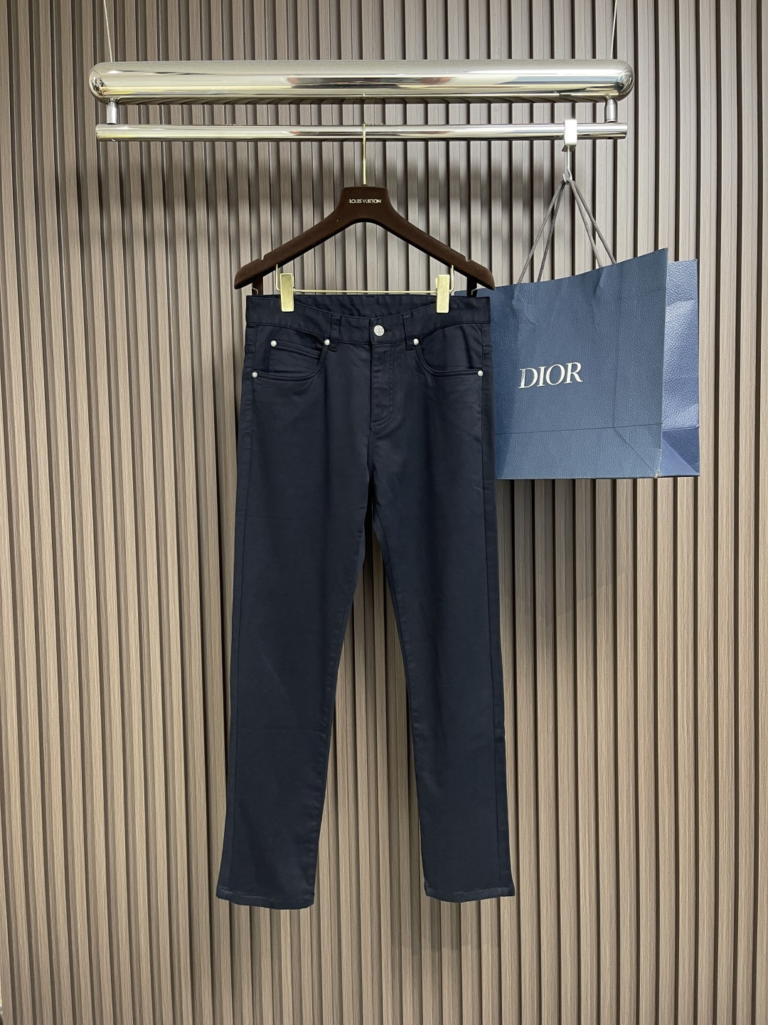 NO:573261,Ermenegildo Zegna Zegna's new casual pants for early autumn. Casual pants are a fashionable item that can be worn by men anytime and anywhere. It has a simple design with high-end fabrics, detailed embellishments, and three-dimensional tailoring. It feels smooth and has high gloss. The upper body has a very good sag at the back and the three-dimensional tailoring has a tall and straight upper body. Sizes 30-38 Yes 35 No 37,,zegna,alexander wang19860909Ermenegildo Zegna 杰尼亚早秋新品休闲裤,休闲裤作为随时随地男人都能穿搭的时尚单品,简洁的设计配合高档面料,细节点缀,立体剪裁,手感顺滑光泽度高,上身后垂度非常好,立体剪裁上身挺拔.尺码30-38 有35 无37,,zegna,alexander wang,Men's clothing