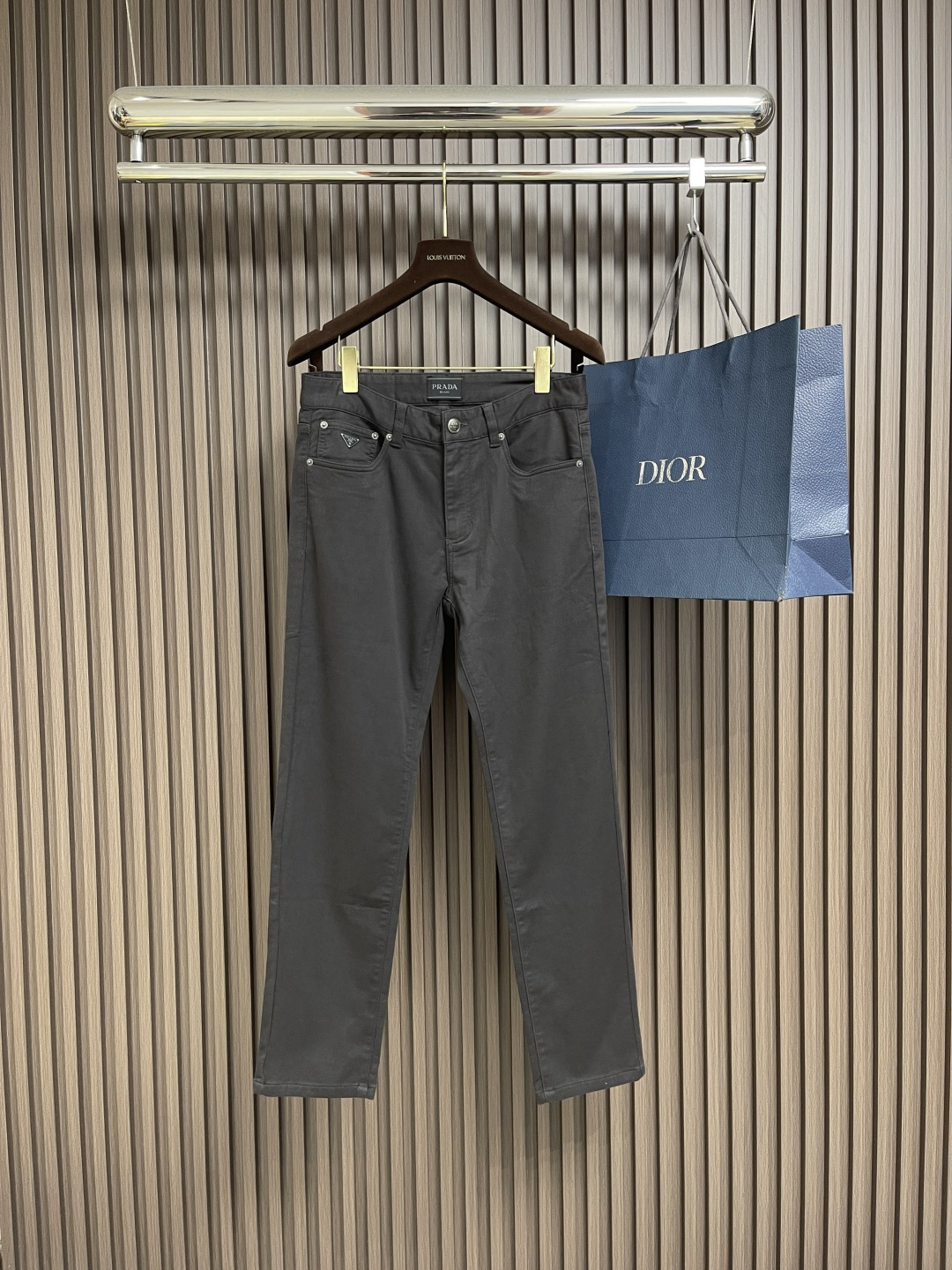 NO:573295,Prada 2025ss new summer casual pants, customized original fabric hardware. Classic triangle logo, fashionable and slimming pants, slim and stylish, super comfortable on the upper body!  Thin and soft, versatile and not fussy!  Size 30-38 Yes 35 No 37,,prada,alexander wang19860909Prada 2025ss夏季新款休闲裤 定制原版面料五金.经典三角标,时髦显瘦于一体的裤子,修身有型,上身超级舒适！轻薄柔软,百搭又不挑人！尺码30-38 有35 无37,,prada,alexander wang,Men's clothing