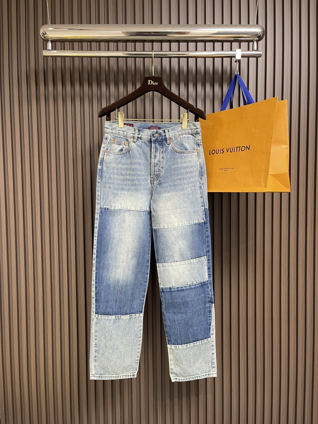 NO:461392,GUCCI 2025SS new spliced ​​loose-cut cotton denim jeans, this jeans are made of light blue and blue bleached graphite cotton denim fabric, original development, metal hardware button opening and closing, and G-home classic leather brand is decorated at the back waist. It is a Gcuu series of ingenious stripes, anchor patterns and brand logos. The marine style design adds a touch of style to the casual silhouette to create an ideal Shanghai style outfit item. The implicit and restrained Gucci embossed logo makes this item more perfect. The style is very novel and unique, size 30-31-32-33-34-36,,gucci,gucci,jeans,alexander wang19860909GUCCI 2025SS新款拼接宽松剪裁棉质丹宁牛仔裤,这款牛仔裤采用浅蓝色和蓝色漂白石墨水棉质丹宁面料匠心打造而成,原版开发,金属五金纽扣开合,后腰处饰有g家经典皮牌,是gcuu系列匠心融蕴条纹、船锚图案和品牌标识,以海洋风设计为休闲廓形添姿加彩,缔造理想海派穿搭单品,含蓄内敛的Gucci压花标识令这件单品更臻完满.款式非常新颖别致,尺码30-31-32-33-34-36,,gucci,gucci,jeans,alexander wang,Men's clothing