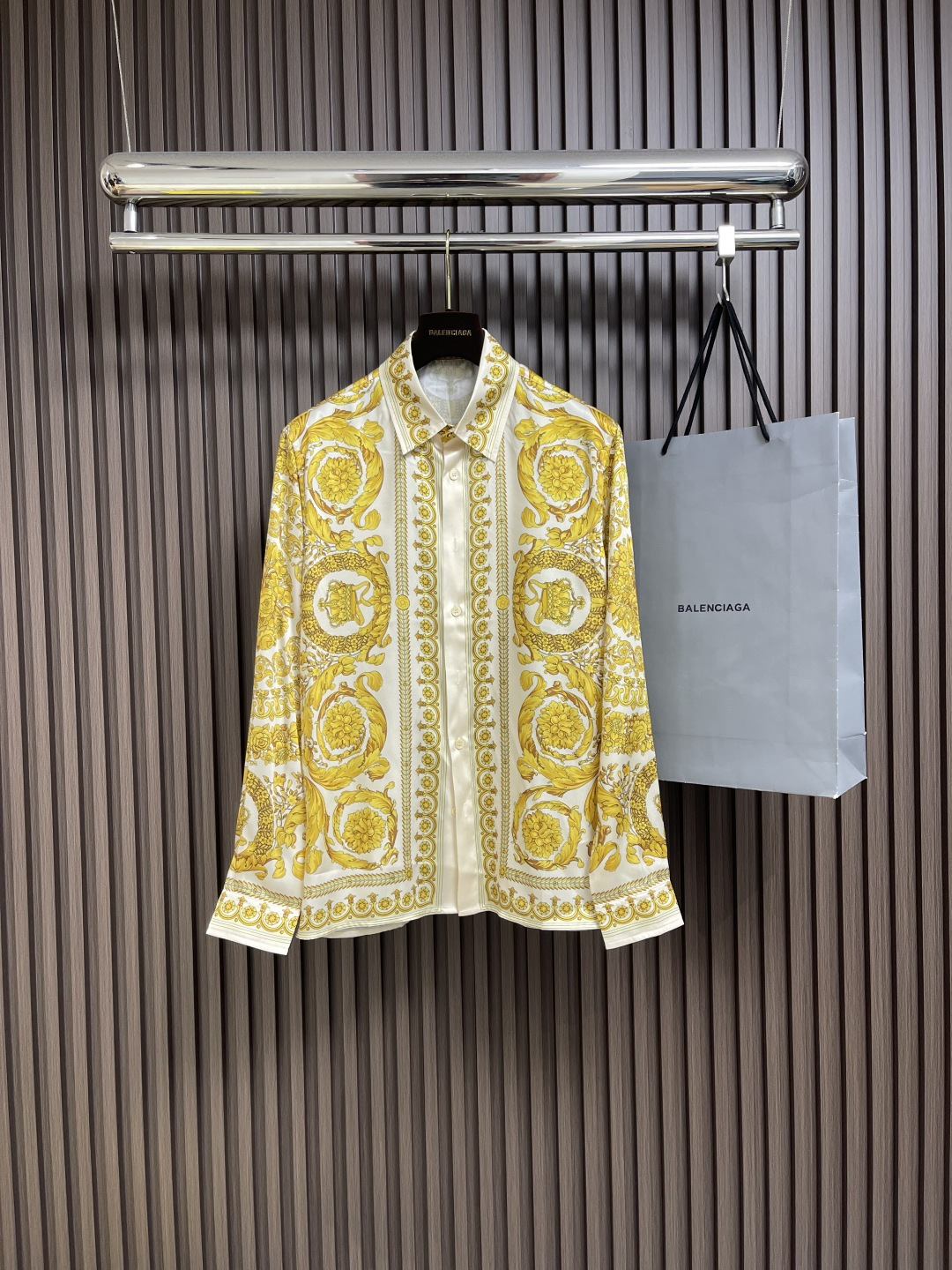 NO:463925,versace Versace 2025SS summer new Barocco shirt long-sleeved top This long-sleeved silk shirt is button-closed and is decorated with the brand's iconic Barocco print, a beloved brand logo, decorated with leaf thistle plant leaves, Barocco print, front buckle, collar. Size S-XL, versace, versace, shirts, real silk, alexander wang19860909versace范思哲 2025SS夏季新款Barocco衬衫长袖上衣 此款长袖真丝衬衫采用钮扣闭合,饰有品牌标志性的Barocco印花,一种深受喜爱的品牌标识,饰有叶蓟属植物叶片,Barocco印花,正面系扣,有领.尺码S-XL,,versace,versace,shirts,real silk,alexander wang,Men's clothing