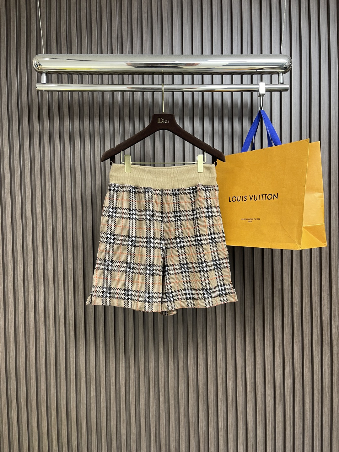 NO:463970,Burberry plaid wool shorts are made of 6% polyester fiber and 2% elastic fiber blended with cotton. Cotton fibers are naturally skin-friendly, soft and water-absorbing. Their structural characteristics retain the breathability of the fabric and reduce the sense of stuffiness. The blessing of a small amount of elastic fiber and polyester fiber significantly improves the extension and elasticity of the fabric, while strengthening wrinkle resistance and conformity, and reducing shrinkage. The plaid lines form a looming relief effect through changes in the color of the yarn and the depth of the weaving method. The touch is smooth but the visual layer is rich. The jacquard process woven the pattern into the bones. Repeated washing is repeated, and it will not fade or wear. During the cutting process, the size and proportion of the crotch part, side insert bags and other parts will be specially designed to ensure the alignment and aesthetics of the grid during the sewing process, and enhance the coordination and aesthetics of the overall effect. Size S-XL, burberry, shorts, alexander wang19860909Burberry 格纹毛织短裤,以棉为主体喂入6％聚酯纤维,2％弹性纤维混纺而成.棉纤维具有天然亲肤、柔软、吸水性强等特点.其结构特性保留了面料的透气性,减少闷热感.少量弹性纤维和聚酯纤维的加持显著提升了面料的伸张性和回弹性,同时强化抗皱性和保形性,降低缩水率. 格纹线条通过纱线色彩与织法的深浅变化,形成若隐若现的浮雕效果,触感平滑却视觉层次丰富,提花工艺将图案编织入骨,反复水洗不易褪色,磨损.剪裁过程中,会特别裆部、侧插袋等部位的尺寸和比例,确保缝制过程中对格对线,强化整体效果的协调性和美观性.尺码S-XL,,burberry,shorts,alexander wang,Men's clothing