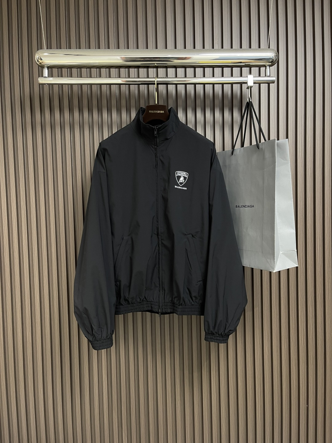 NO:461269,Balenciaga x Lamborghini embroidered zipper jacket, custom-made tech polyester luxury material, silky and delicate and comfortable skin, classic black body, smooth lines, fashion giant Balenciaga meets the legendary supercar brand Automobili Lamborghini The chest is co-branded embroidery like a hidden medal, the back of the same theme, the bull totem is reflected in its majestic momentum, the white embroidery is like a lively brushstroke, with strong visual impact, showing off Lamborghini's wild genes and fearless spirit, instantly igniting the trend battlefield, using imported machine embroidery technology, using advanced computer control systems and precision mechanical components to realize Balenciaga x Lamborghini embroidery operation High precision, smooth and delicate lines, template machine opens bags, preset templates to guide the position of opening bags, shape and size  Accuracy ensures the quality of the bag opening effect. Size 40-42-44-46 S-XL,,balenciaga,tom ford,jackets & coats,alexander wang19860909Balenciaga x Lamborghini刺绣拉链夹克,定制科技聚酯纤奢享料 丝滑细腻舒适贴肤 经典黑色衣身 线条流畅 时尚巨擘Balenciaga邂逅传奇超跑品牌Automobili Lamborghini 胸前联名刺绣如隐秘的勋章背面同主题醒目的公牛图腾以磅礴之势映入眼帘 白色刺绣如灵动笔触 以强烈的视觉冲击 张扬着兰博基尼的狂野基因与无畏精神 瞬间引爆潮流战场,采用进口机刺绣工艺 使用先进的计算机控制系统和精密的机械部件 实现Balenciaga x Lamborghini 刺绣作业 精度高 线条流畅而细腻,模版机开袋 预设的模板来指导开袋的位置 形状和大小 精确性确保了开袋效果质量.尺码40-42-44-46 S-XL,,balenciaga,tom ford,jackets & coats,alexander wang,Men's clothing