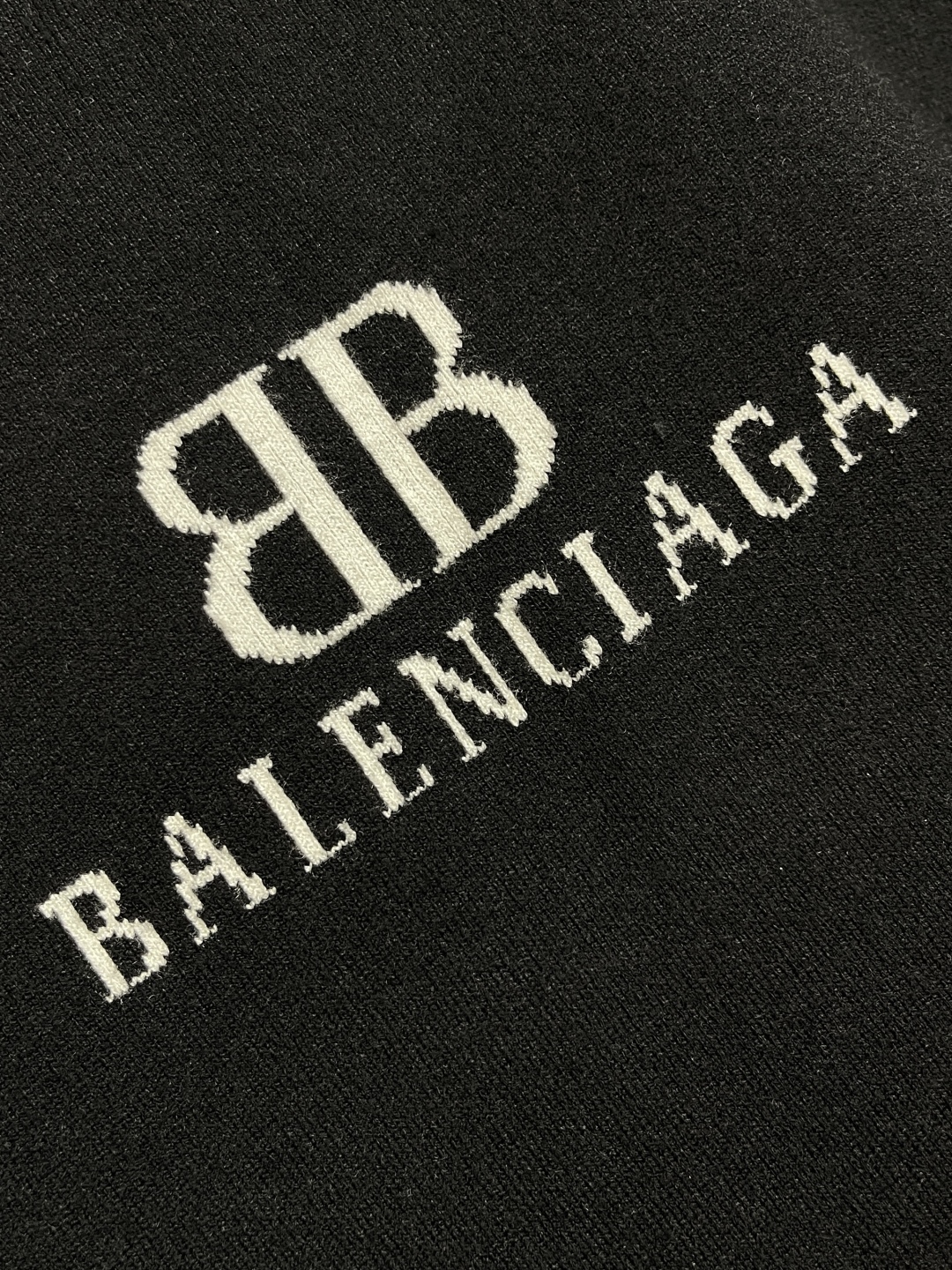Balenciaga BB Knitted Sweater: Luxurious, Soft, and Elegant Design with Fine Details - 图片 5