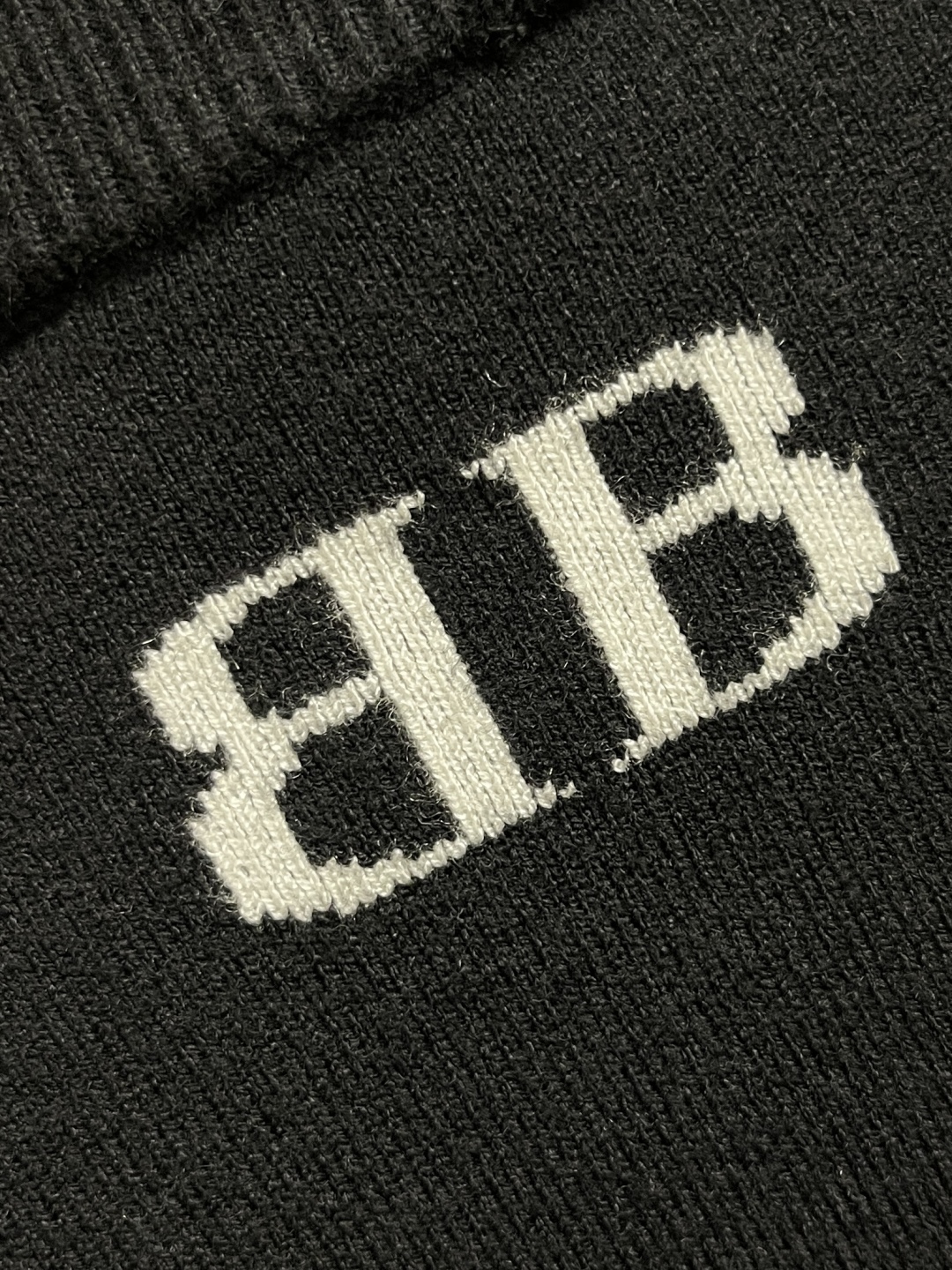 Balenciaga BB Knitted Sweater: Luxurious, Soft, and Elegant Design with Fine Details - 图片 8