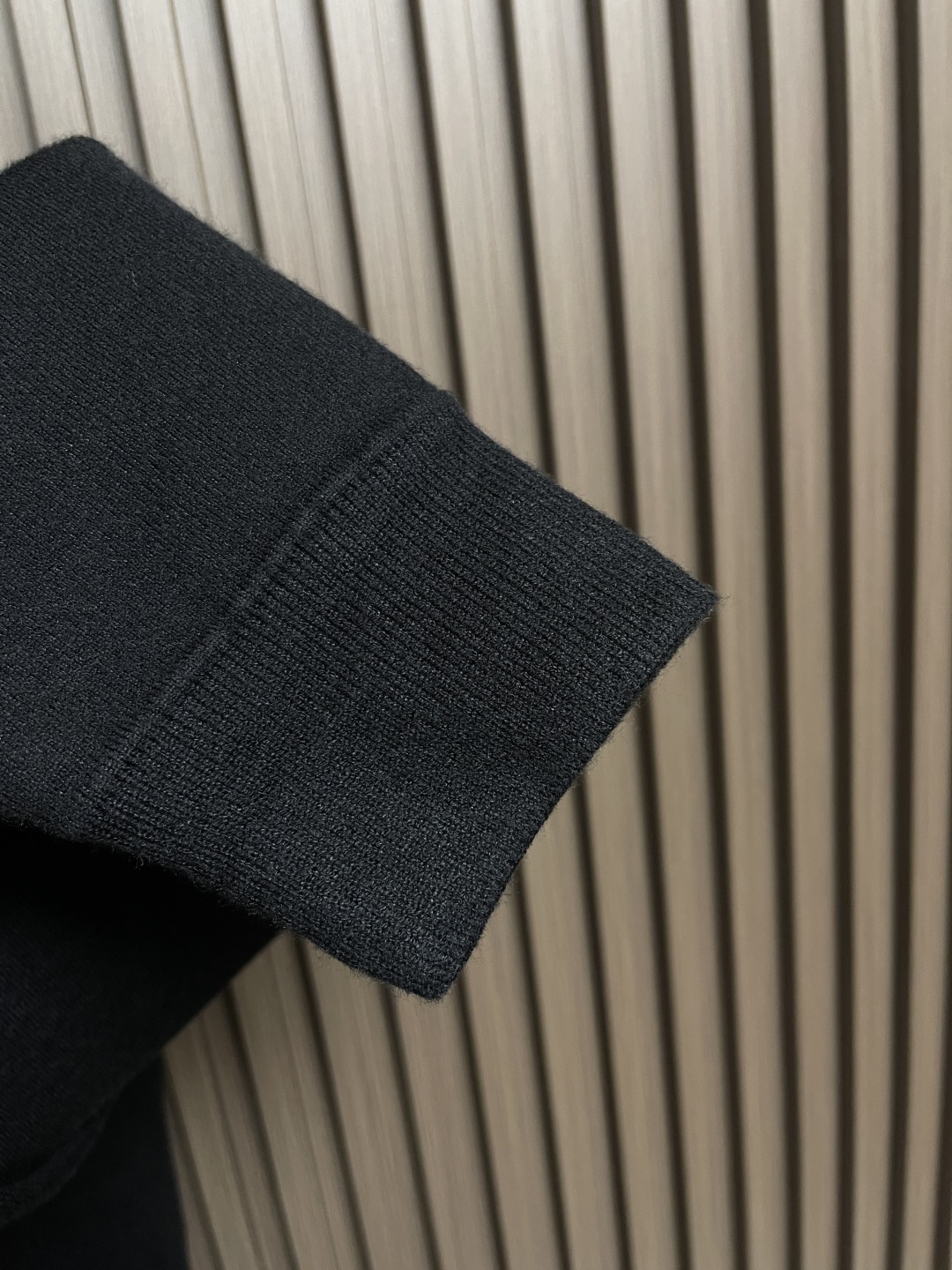 Balenciaga BB Knitted Sweater: Luxurious, Soft, and Elegant Design with Fine Details - 图片 7