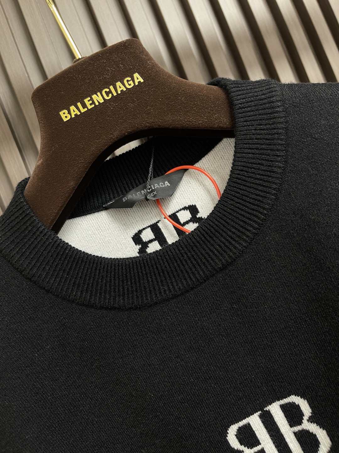 Balenciaga BB Knitted Sweater: Luxurious, Soft, and Elegant Design with Fine Details - 图片 6