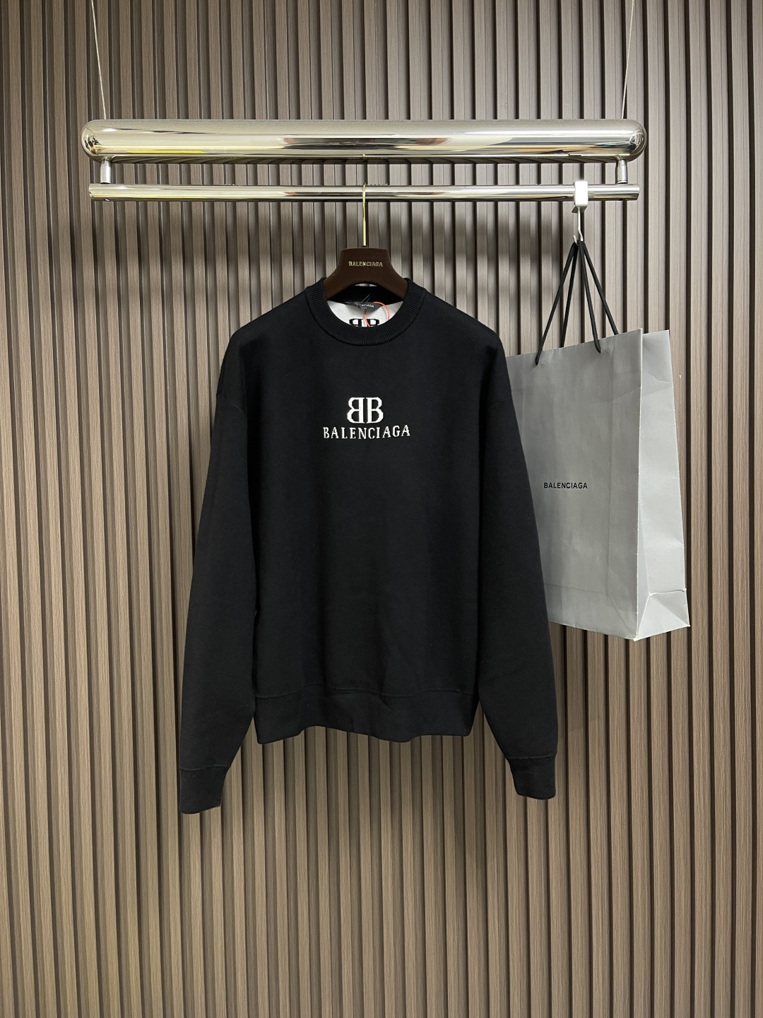 Balenciaga BB Knitted Sweater: Luxurious, Soft, and Elegant Design with Fine Details - 图片 1