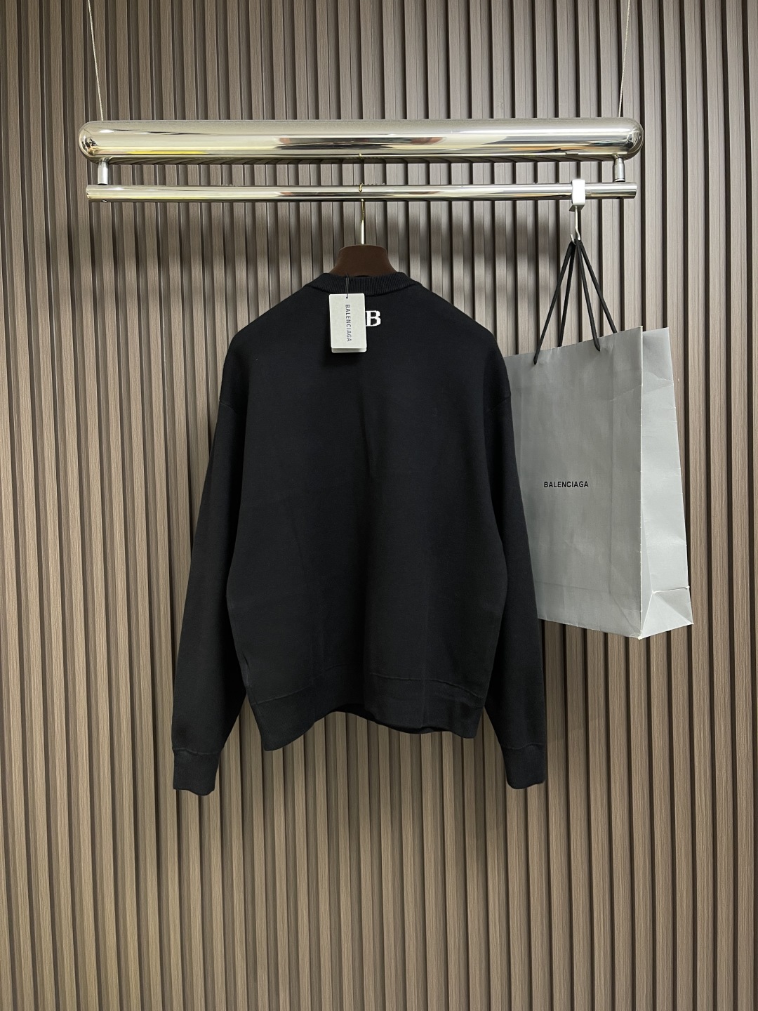 Balenciaga BB Knitted Sweater: Luxurious, Soft, and Elegant Design with Fine Details - 图片 2