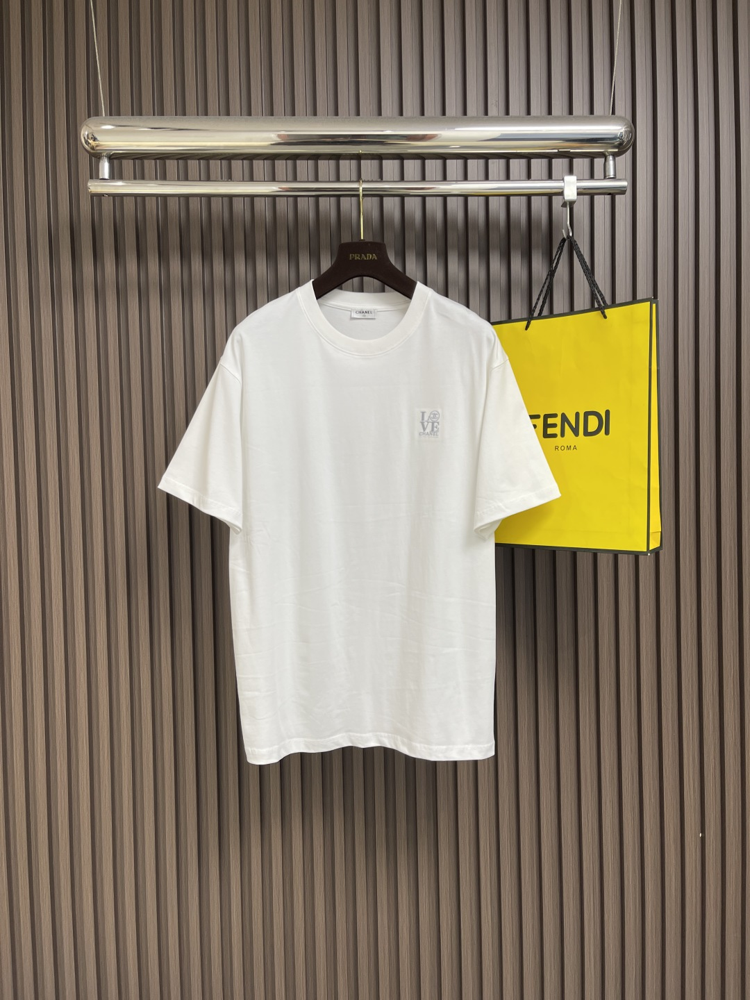 NO:463931,CHANEL 2025SS summer love logo embroidered short-sleeved T-shirt, this short-sleeved perfectly blends classic and fashionable. It is calm and yet stylish, showing unique taste. The round neck design is simple and elegant, not picky about the face shape, and is easy to adapt to various styles. Selected 99% cotton and 1% polyester fabrics, skin-friendly and breathable, comfortable and comfortable to wear, and has a certain crisp feeling and is not easy to deform. Size M-XXL M size shoulder width 44cm bust 110cm long 70cm L size shoulder width 46cm bust 114cm long 71cm xL size shoulder width 48cm bust 118cm long 72cm xXL size shoulder width 50cm bust 122cm  Clothes length 73cm, chanel, T-shirt,tees, t-shirt,alexander wang19860909CHANEL 2025SS夏季love logo标识刺绣图案短袖T恤,这款短袖将经典与时尚完美融合.沉稳又不失格调,彰显独特品味.圆领设计简洁大方,不挑脸型,轻松适配各种风格.精选99％棉与1％聚酯纤维面料,亲肤透气,穿着舒适自在,且有一定挺括感,不易变形.尺码M-XXL M码肩宽44cm 胸围110cm 衣长70cm L码肩宽46cm 胸围114cm 衣长71cm XL码肩宽48cm 胸围118cm 衣长72cm XXL码肩宽50cm 胸围122cm 衣长73cm,,chanel,T-shirt,tees，t-shirt,alexander wang,Men's clothing