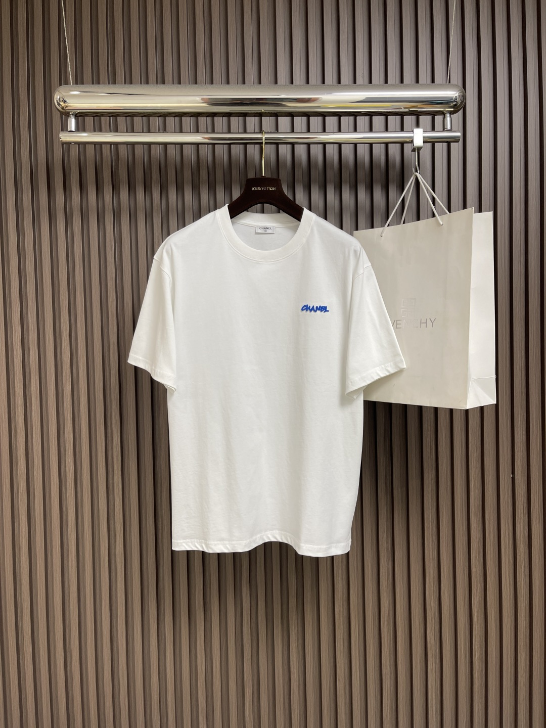 NO:463923,CHANEL three-dimensional toothbrush embroidered short-sleeved T-shirt, this short-sleeved perfectly blends classic and fashionable. It is calm and yet stylish, showing unique taste. The round neck design is simple and elegant, not picky about the face shape, and is easy to adapt to various styles. Selected 99% cotton and 1% polyester fabrics, skin-friendly and breathable, comfortable and comfortable to wear, and has a certain crisp feeling and is not easy to deform. Size M-XXL M-shoulder width 44cm bust 110cm long 70cm L-shoulder width 46cm bust 114cm long 71cm xL-shoulder width 48cm bust 118cm long 72cm xXL-shoulder width 50cm bust 122cm long 73cm, chanel, T-shirt,tees, t-shirt,alexander wang19860909CHANEL 立体牙刷绣刺绣图案短袖T恤,这款短袖将经典与时尚完美融合.沉稳又不失格调,彰显独特品味.圆领设计简洁大方,不挑脸型,轻松适配各种风格.精选99％棉与1％聚酯纤维面料,亲肤透气,穿着舒适自在,且有一定挺括感,不易变形.尺码M-XXL M码肩宽44cm 胸围110cm 衣长70cm L码肩宽46cm 胸围114cm 衣长71cm XL码肩宽48cm 胸围118cm 衣长72cm XXL码肩宽50cm 胸围122cm 衣长73cm,,chanel,T-shirt,tees，t-shirt,alexander wang,Men's clothing