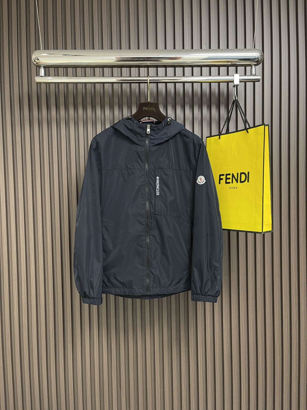 NO:463939,Moncler 2025SS early autumn new hooded jacket jacket, the product is made of fine and soft fabric made of polyester fiber, which is delicate in texture, has good warmth and breathability. The fine fabric structure makes it more wear-resistant and washable. The visual draping feeling of ready-to-wear is hard to wrinkle, and can maintain good aesthetics. The product uses precise tailoring to make the ready-to-wear form a close-fitting shoulder and chest. The sleeves and arms are decorated with the brand's iconic logo, making it more recognizable. Flat beef tendon cuffs and paired with cuff snap adjustment straps, which can adjust the position of fitting the wrist or comfort according to needs. Size M-3XL,, jackets & coats, jackets & coats, hats, alexander wang19860909Moncler 2025SS早秋新款连帽夹克外套,产品选用聚酯纤维制成的细密柔软面料,其质地细腻,具有良好的保暖效果,同时兼具透气性.细密的面料结构使其更具耐磨性,耐洗性.成衣视觉上面垂坠感好不易褶皱,能保持良好的美观性.产品通过精准的剪裁,使成衣形成贴身的肩部与胸部.袖臂饰有品牌标志性LOGO,使其更具辨识度.扁牛筋收袖口,搭配袖口按扣调节带,可根据需求调整贴合手腕或舒适度的位置.尺码M-3XL,,jackets & coats,jackets & coats,hats,alexander wang,Men's clothing