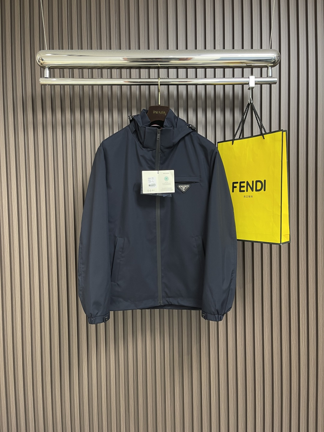 NO:463946,Prada 2025ss early autumn casual hooded jacket, fashionable casual zipper jacket, this jacket is made of light and thin technical fabrics specially customized by P home. The surface is neat and smooth and shiny. The texture is obvious through the screen. The upper body is comfortable, light and not stuffy, perfectly enhancing the overall luxury and class, and a high-end luxury atmosphere that can be obtained at a glance!  Basic regular jacket style cut, versatile and simple upper body, not picky, easy to deal with various occasions and environments, is undoubtedly a must-have item for daily commuting. Size M-3XL, prada, jackets & coats, jackets & coats, hats, alexander wang19860909Prada 2025ss早秋休闲连帽夹克,时尚休闲拉链夹克,此款夹克外套选用了p家专业定制的轻薄科技面料制成,表面整洁光滑且富有光泽,质感透过屏幕都显而易见,上身舒适轻盈不闷热,完美提升了整体的奢华档次感,一眼就能get到的高端奢华气息！基础常规的夹克版型裁剪,上身百搭简约不挑人,轻松应对各种场合与环境,属于日常通勤必备的臻品无疑.尺码M-3XL,,prada,jackets & coats,jackets & coats,hats,alexander wang,Men's clothing