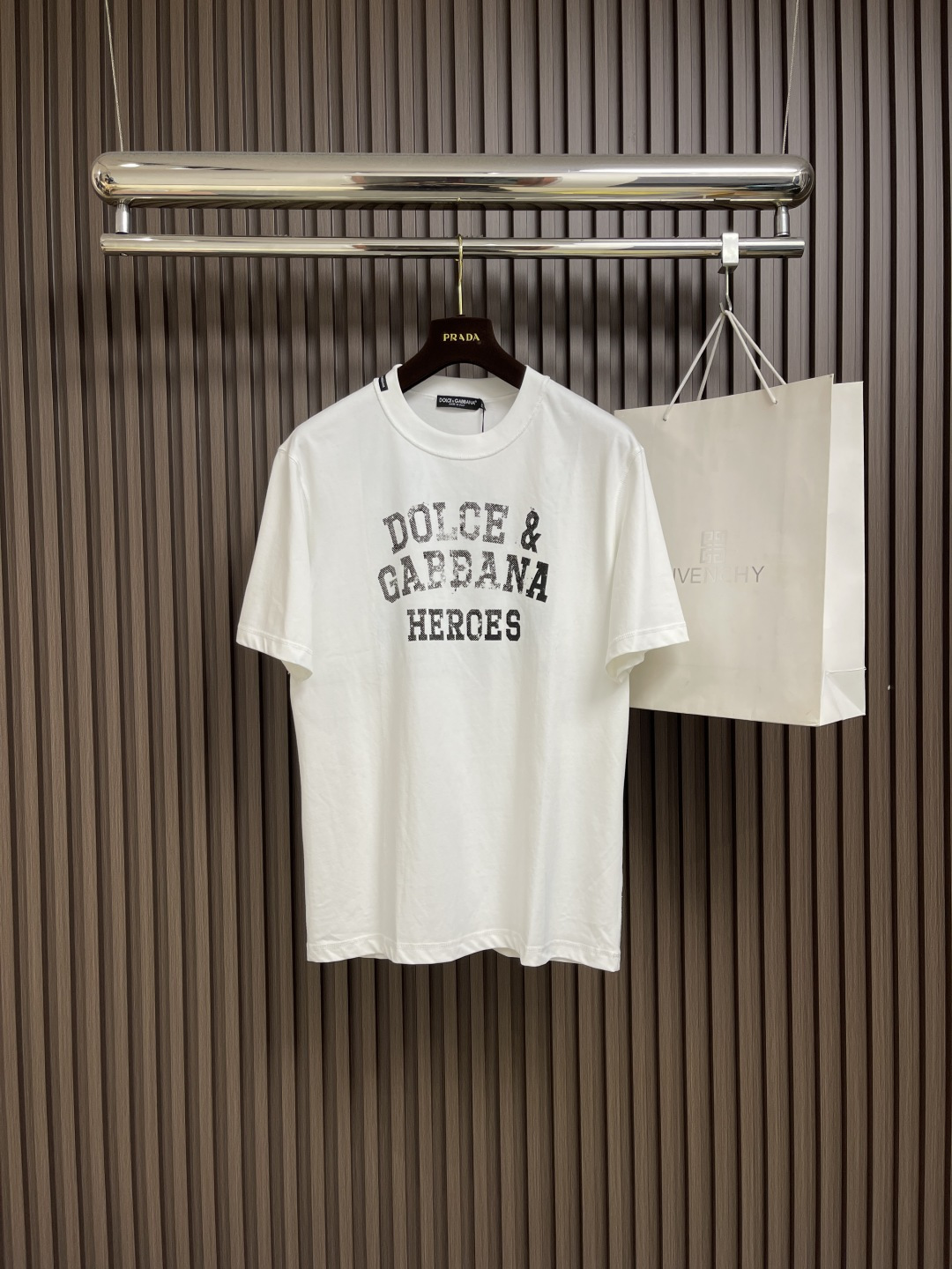 NO:463896,DolceGabbana DG 2025SS spring and summer new old logo logo logo round neck short-sleeved T-shirt, with eye-catching logo pattern modification!  Different from the past, it declares the design concept that has been passed down for many years in the brand!  Its eye-catchingness is no less than any style, and it perfectly presents the fashionable, high-end and luxurious feeling in front of the world!  Made of imported cotton materials, selected high-quality cotton fabrics, soft and soft to the touch, skin-friendly and delicate. Size 44-54, Dolce&Gabbana, Dolce&Gabbana, T-shirt, tees, t-shirt, alexander wang19860909DolceGabbana杜嘉班纳 DG 2025SS春夏新款做旧logo标识圆领短袖T恤,醒目的logo图案修饰！区别于以往的不同,宣示品牌传承多年的设计理念！其吸睛度完全不亚于任何式,将时髦高级感与奢华感完美呈现在世人眼前！客供进口全棉材质制成,精选优质棉面料,触感软糯亲肤细腻.尺码44-54,,Dolce&Gabbana,Dolce&Gabbana,T-shirt,tees，t-shirt,alexander wang,Men's clothing