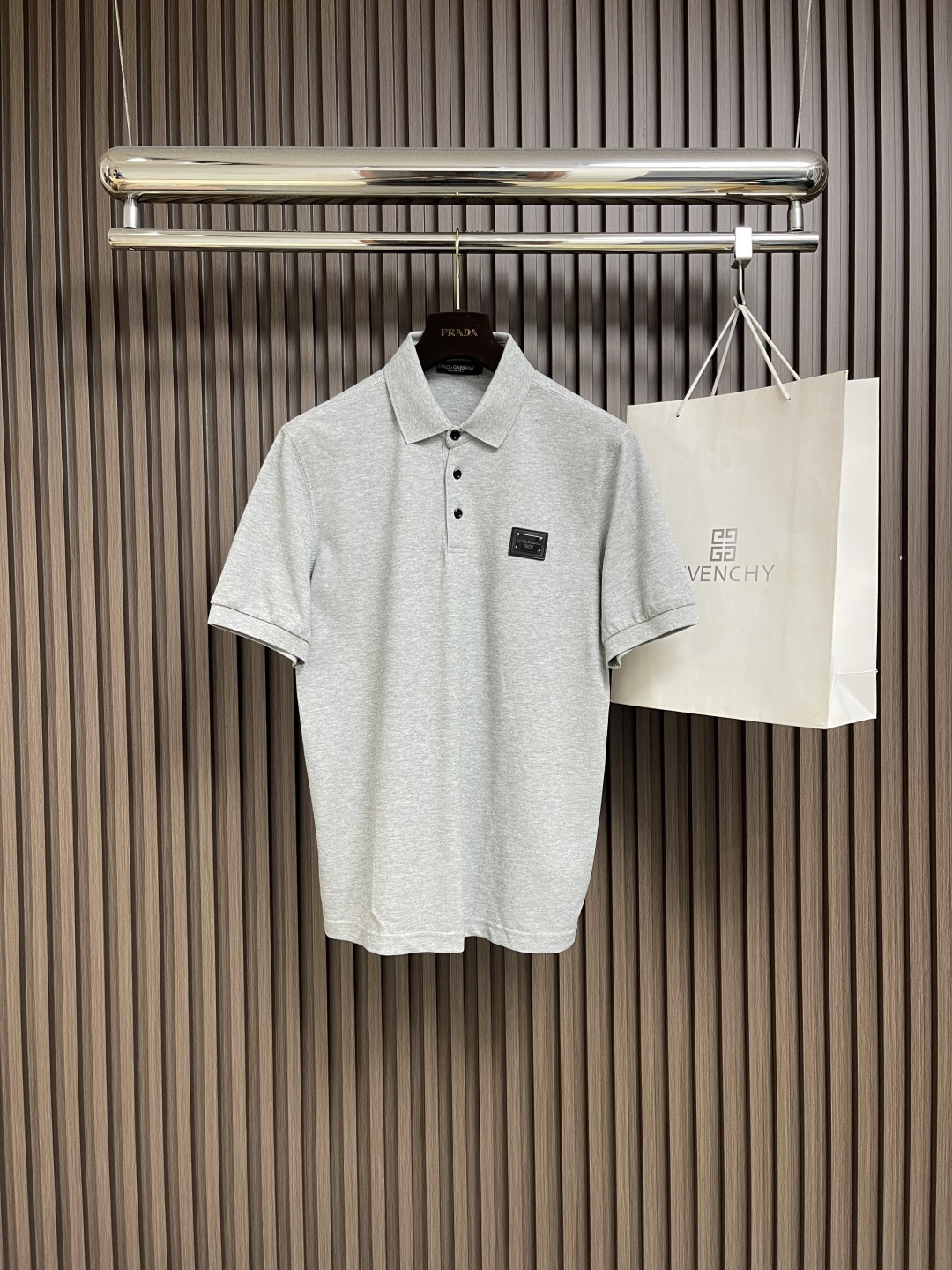 NO:463910,Dolce&Gabbana 2025SS spring and summer new short-sleeved Polo, DG logo hardware, imported top high-density mercerized beads, extremely skin-friendly and comfortable. It feels very delicate to touch, has a good texture, is cool and breathable. It is a very good overall style, and it is completely fine to wear it alone. Size 44-54, Dolce&Gabbana, T-shirt, alexander wang19860909Dolce&Gabbana 2025SS春夏新品短袖Polo,DG标识logo五金,进口顶极高密度丝光珠地,极为亲肤舒适 摸上去非常的细腻,质感很好,凉爽透气,整体非常不错的一款,内搭单穿都完全没问题.尺码44-54,,Dolce&Gabbana,T-shirt,alexander wang,Men's clothing