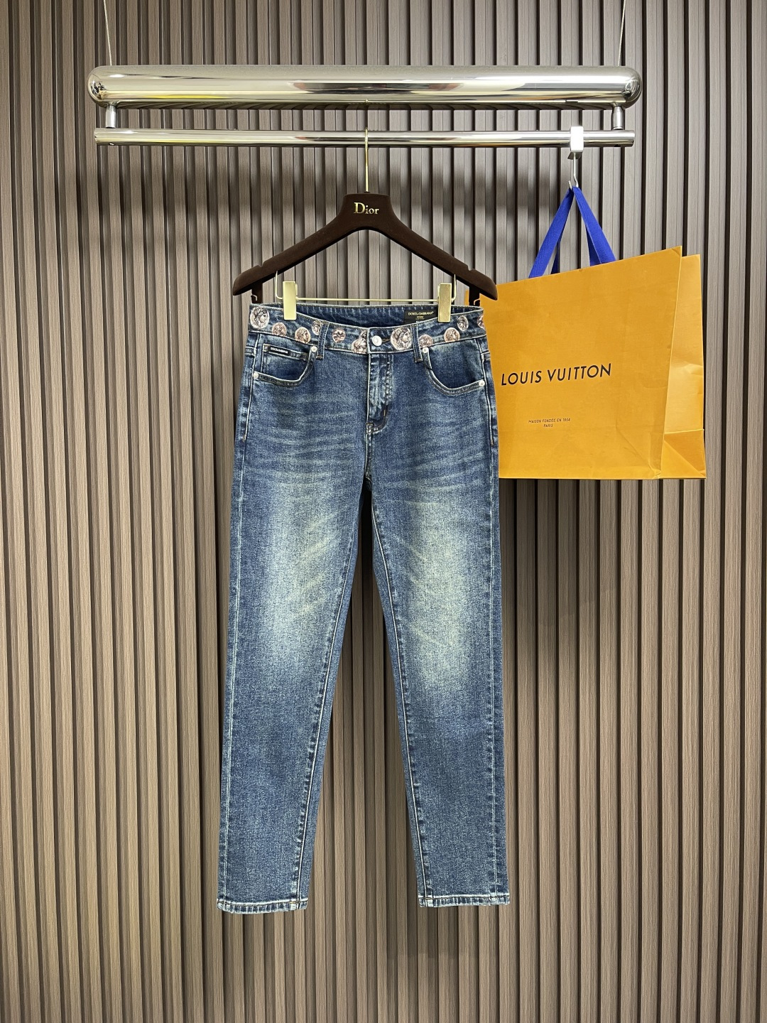 NO:461385,DG 2025SS summer new men's straight jeans, the fabric has superior elasticity, strong bones and bones, no tightness on the upper body, and the experience is excellent, wonderful, the metal accessories on the trousers are invincible in luxury, custom-made open mold engraving brand letter copper buckle metal style, each style needs to be customized independently, the cost and machine is expensive, and the metal accessories engraving electroplating is made of, the glossy SSS+ level, the high level is shocking, demonstrating the extraordinary and superb craftsmanship, pleasing to the eye, while enriching the vision, it also greatly demonstrates the brand's sense of high quality, the details are handled in place, and the gold content is a magic pants!  The style is first-class, and the hip lifting is excellent in slimming. It can sweep the wardrobe with any top matching. It has extensive compatibility and is both business commuting and casual. It is satisfied with various daily outfits. It has a full style of top body, an invincible universal versatile pants, a must-have for fabric control and quality control. Size 29-30-31-32-33-34,,jeans,alexander wang19860909DG 2025SS夏季新款男士直筒牛仔裤,面料自带优越的弹力,筋骨感很强,上身毫无紧绷感,体验感极好,妙不可言,裤身上面的金属辅件奢华感无敌,定制开模刻字品牌字母铜扣金属样式,每一个样式都需独立开模定制,造价成本机器昂贵,金属辅件刻字电镀打造制成,光泽感SSS+级别,水准之高令人震撼,彰显了非凡高超的匠心工艺,赏心悦目,在丰富视觉的同时也极大彰显了品牌的高级感,细节处理相当到位,含金量十足的一款神裤！版型剪裁一流,提臀修身显瘦效果极佳,可横扫衣橱任何的上装搭配,兼容性广泛,商务通勤休闲兼备,满足于日常各种穿搭,上身型款十足,无敌的万能百搭裤,面料控、品相控必入的一款神级裤王.尺码29-30-31-32-33-34,,jeans,alexander wang,Men's clothing