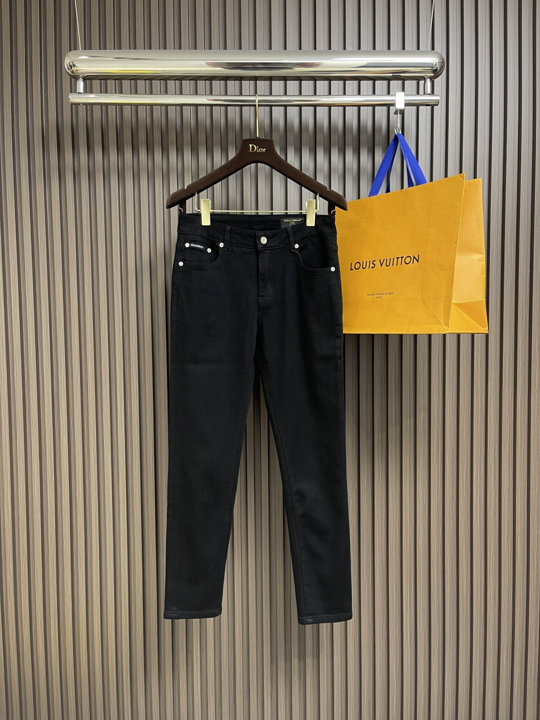 NO:461380,DG 2025SS new logo jeans are suitable for life and leisure. The denim fabrics selected have been washed, polished and used in multiple processes. The excellent style makes the trousers have a good upper body comfort. This is very important for jeans. The original hardware and accessories are very design-oriented, and the details and workmanship are in place. Size 29-30-31-32-33-34,,jeans,alexander wang19860909DG 2025SS新款标识牛仔长裤,生活休闲日常皆宜.选用的牛仔布料全部经过多道工序洗水、打磨、做旧处理 极好的版型使的裤装有很好的上身舒适度,牛仔裤这点非常非常重要.客供原版五金辅料,极具设计感, 十足的细节、做工之处处到位 .尺码29-30-31-32-33-34,,jeans,alexander wang,Men's clothing