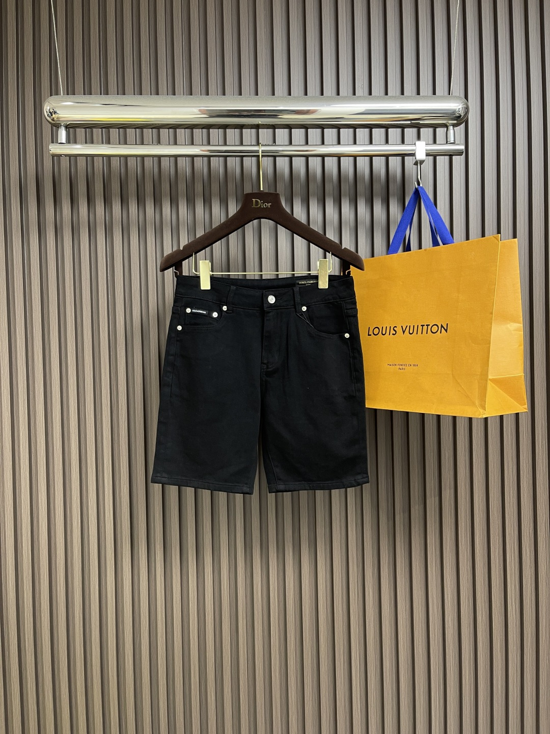 NO:461356,DG 2025SS spring and summer new casual denim shorts customized fabric, breathable and comfortable, impeccable details, brand element design concept, reflecting high quality. It feels delicate and soft!  It is casually cut, with a great upper body style!  Size 29-30-31-32-33-34,,shorts,alexander wang19860909DG 2025SS春夏新款休闲牛仔短裤 定制面料 透气舒适度高,细节无可挑剔,品牌元素设计理念,体现高品质.手感细腻柔软！呈现休闲裁剪,上身版型超赞！尺码29-30-31-32-33-34,,shorts,alexander wang,Men's clothing